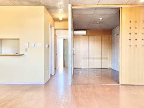 グッドルームさんのインスタグラム写真 - (グッドルームInstagram)「▼いいころあい⁠⠀ 気取らず、ほどよくあたたかみのある雰囲気。⁠⠀ ⁠⠀ -------------------⁠⠀ ⁠⠀ 神奈川 #武蔵新城 1LDK 51.85㎡⁠⠀ ⁠⠀ お部屋はゆるやかに寝食分けれる⁠⠀ 1LDKの間取り。⁠⠀ ⁠⠀ ゼミクローズドのキッチン、⁠⠀ 大きく開け放てる引き戸の寝室は、⁠⠀ 生活感をふんわり隠しつつ⁠⠀ 便利で暮らしやすい動線を確保。⁠⠀ ⁠⠀ ガラスブロックやライティングレール、⁠⠀ コンクリの天井と壁、⁠⠀ クリーム色の壁紙が優しくとけあい⁠⠀ なんともいいころあいの⁠⠀ デザイナーズとなっておりますよ◎⁠⠀ ⁠⠀ ・⁠⠀ こちらの物件は実際に住めるお部屋です。詳細はストーリー、ハイライトにて！⁠⠀ ・⁠⠀ こだわりのお部屋探しは、@goodroom_jp から URLをチェック！⁣⁣⁣⁣⁣⁣⁣⁣⁣⠀⁣⠀﻿⁠⠀ ・⠀﻿⁠⠀ ※最新のお家賃につきましては、リンク先物件ページからご確認ください。⁠⠀ ⁠・⁠⠀」2月10日 19時10分 - goodroom_jp