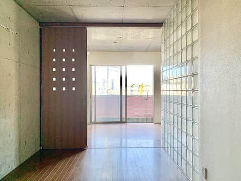 グッドルームさんのインスタグラム写真 - (グッドルームInstagram)「▼いいころあい⁠⠀ 気取らず、ほどよくあたたかみのある雰囲気。⁠⠀ ⁠⠀ -------------------⁠⠀ ⁠⠀ 神奈川 #武蔵新城 1LDK 51.85㎡⁠⠀ ⁠⠀ お部屋はゆるやかに寝食分けれる⁠⠀ 1LDKの間取り。⁠⠀ ⁠⠀ ゼミクローズドのキッチン、⁠⠀ 大きく開け放てる引き戸の寝室は、⁠⠀ 生活感をふんわり隠しつつ⁠⠀ 便利で暮らしやすい動線を確保。⁠⠀ ⁠⠀ ガラスブロックやライティングレール、⁠⠀ コンクリの天井と壁、⁠⠀ クリーム色の壁紙が優しくとけあい⁠⠀ なんともいいころあいの⁠⠀ デザイナーズとなっておりますよ◎⁠⠀ ⁠⠀ ・⁠⠀ こちらの物件は実際に住めるお部屋です。詳細はストーリー、ハイライトにて！⁠⠀ ・⁠⠀ こだわりのお部屋探しは、@goodroom_jp から URLをチェック！⁣⁣⁣⁣⁣⁣⁣⁣⁣⠀⁣⠀﻿⁠⠀ ・⠀﻿⁠⠀ ※最新のお家賃につきましては、リンク先物件ページからご確認ください。⁠⠀ ⁠・⁠⠀」2月10日 19時10分 - goodroom_jp