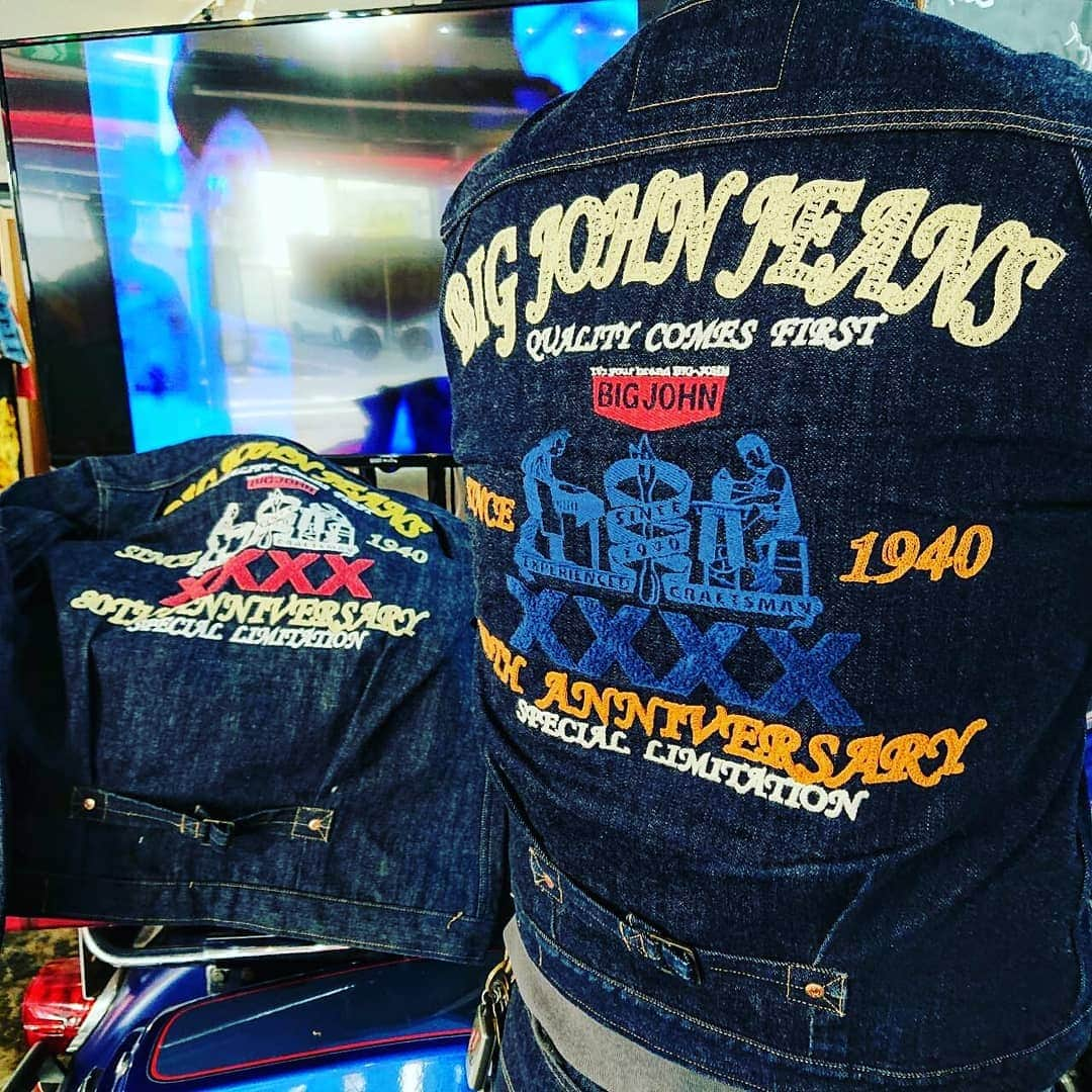 BIG JOHNさんのインスタグラム写真 - (BIG JOHNInstagram)「｢男の背中が語りかける｣ ｢BIGJOHNJEANS｣ ｢80周年ANNVERSARYプロトモデル｣ ｢バイクが似合う特別仕様！！｣ @bigjohnjeans @bigjohnshop @bigjohntokyo @bigjohnosaka #ビッグジョン#ビッグジョン児島本店#BIGJHON#ビッグジョン大阪#ビッグジョン東京#1940#ヴィンテージ#岡山#倉敷#児島#倉敷美観地区#デニム#セルビッチ#インディゴ#リサイクル#リサイクルコットン#綿花#80周年#仔猫ちゃん#猫#ラリー#jeans#Japanmade#denim#デニムパンツ#jeans#new#春デニム#刺繍#jeansfashion#brand#デニム」2月10日 19時21分 - bigjohnjeans