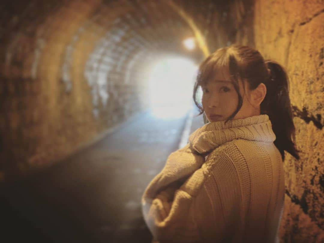 天城サリーさんのインスタグラム写真 - (天城サリーInstagram)「「さようなら」って言ってそうな写真をパシャリ🤳w さてここでナナニジクイズです: 最近天城と萌ちゃんがやった🤭！なことはなんでしょうか？ #ナナブンノニジュウニ　#熱海 答えは次の投稿で！」2月10日 19時20分 - sallyamaki