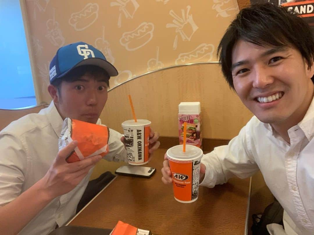 濱田隼さんのインスタグラム写真 - (濱田隼Instagram)「島貫くん。 沖縄名物 #ルートビア をおかわりしていました。笑 僕は、コーラです。 . 明日からは、沖縄キャンプ、第3クール。 12日には読谷で2軍のDeNA戦。 13日には北谷で1軍のDeNA戦です。 . お越しの方は、一緒に応援しましょう(^^) . #中日ドラゴンズ #キャンプ取材 #島貫凌 #濱田隼 #メーテレ #アナウンサー」2月10日 19時14分 - shun_hamada_nbn