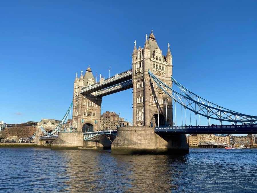 逢月あかりさんのインスタグラム写真 - (逢月あかりInstagram)「タワーブリッジにきました🌉 ロンドンでこんないい天気はなかなかないみたいでラッキー✨ . . でも後ろを歩いてた男の人にリュックをゴソゴソされてて恐怖だった1日でした😂😱 . . 水とかしか入れてなかったので大丈夫でした😂💦 . . #タワーブリッジ#towerbridge #🇬🇧 #england#london  #晴天」2月10日 19時18分 - akari.ouzuki