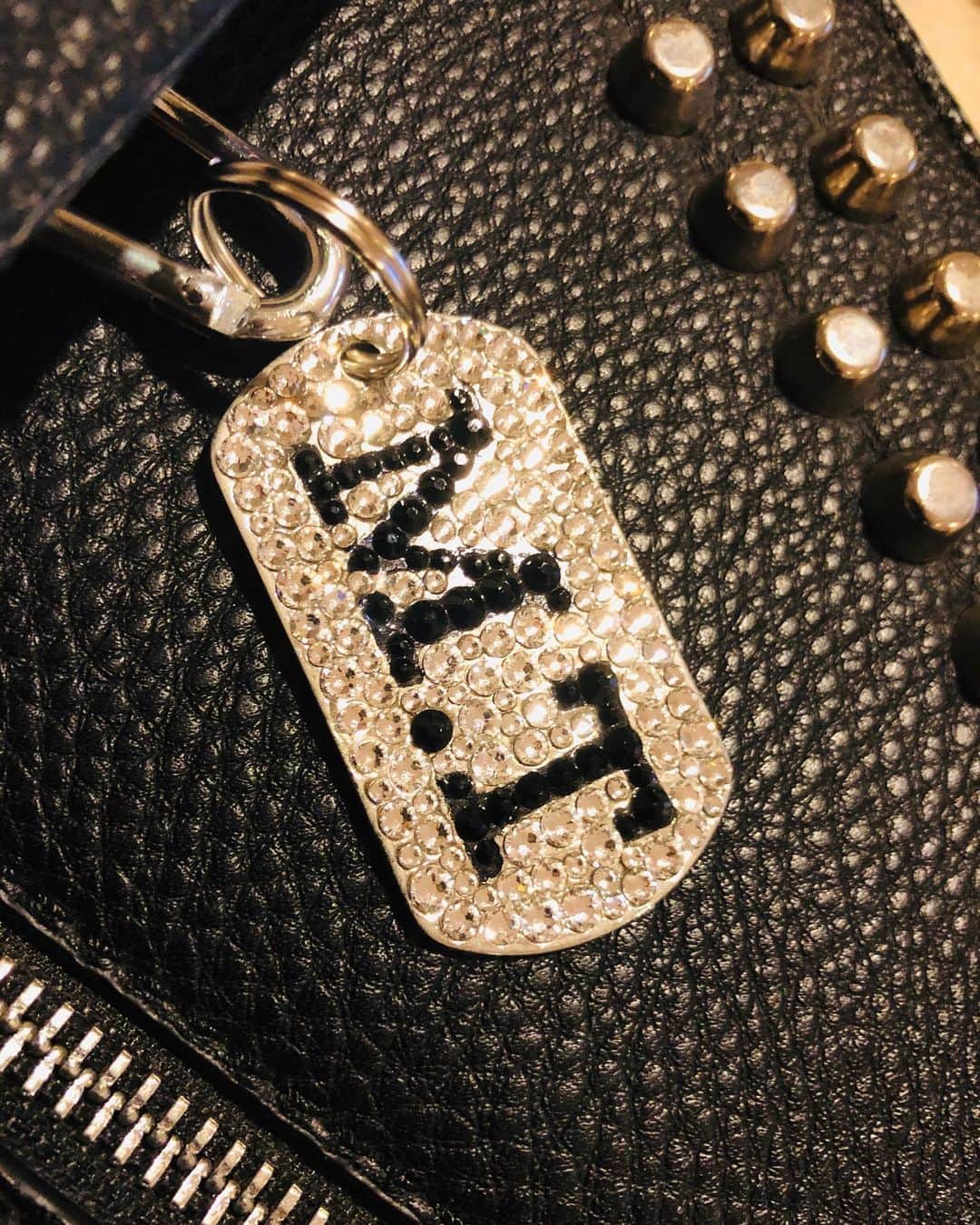 マイケル富岡のインスタグラム：「わあーい♪ バレンタインに…スイーツではなく…スワロ仕様の M.T.♡ #bemyvalentine #valentinesday #swarovski #present #love #myinitials #bagtag #バレンタイン #嬉しい #スワロフスキー #キラキラ #プレゼント#バッグタグ #マイケル富岡 #タレント #俳優 #actor #actorslife #感謝」