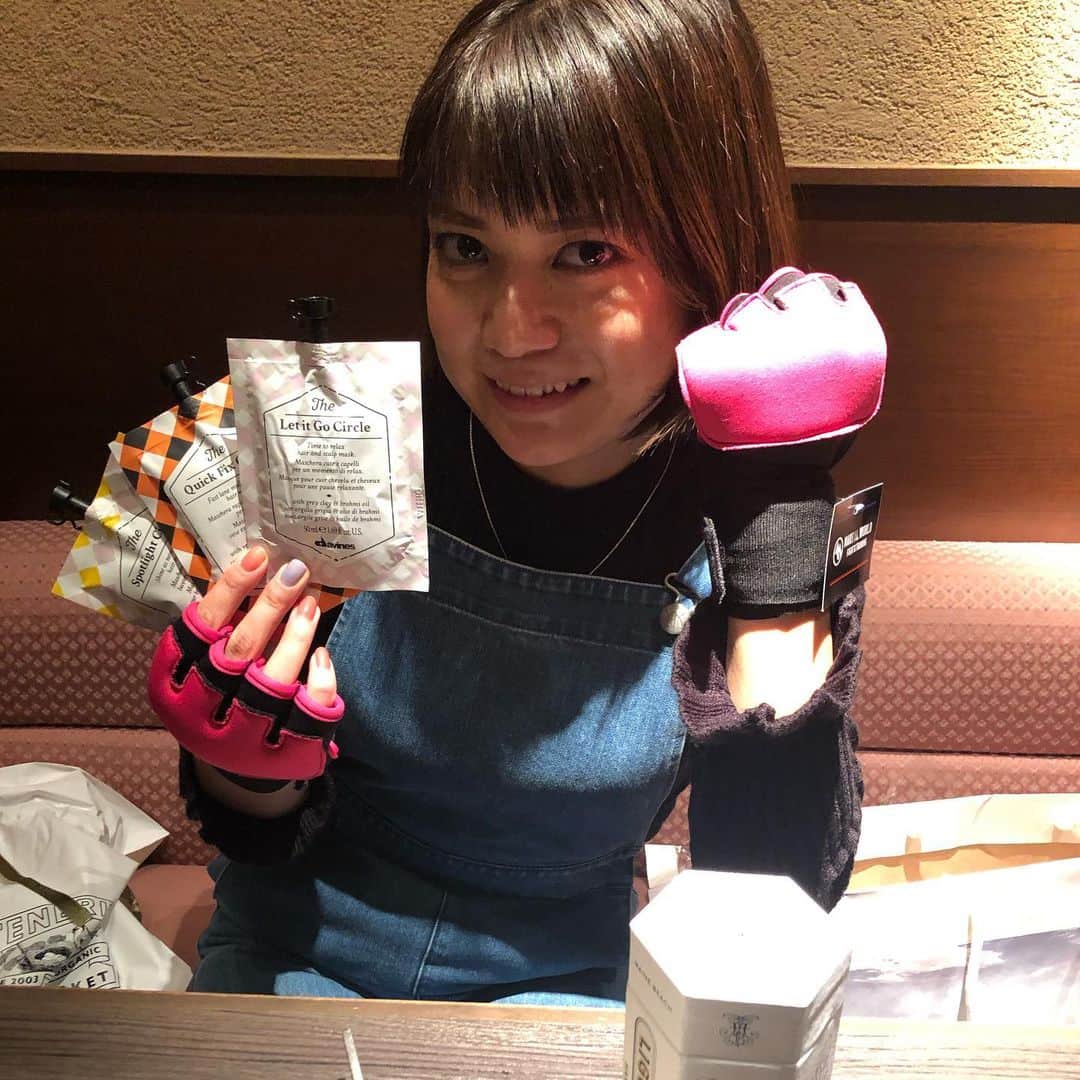 川田裕美さんのインスタグラム写真 - (川田裕美Instagram)「友人の誕生日祝い🎉🎂 プレゼントのリクエストを聞いたら、何とインナーグローブ！😆めちゃくちゃ喜んでくれて、これまたビックリ！キックボクシング、ほどほどに頑張ってね🥰」2月10日 19時27分 - hiromikawata163