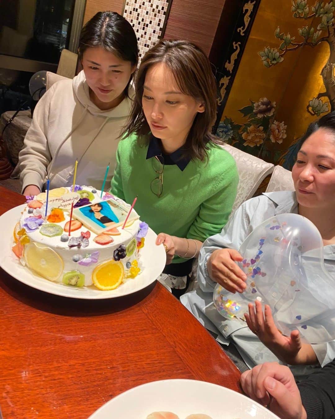大政絢さんのインスタグラム写真 - (大政絢Instagram)「大きなケーキ！そして、今回の美容本の写真が！✨お食事させて頂いた場所でも大きな桃🍑！ではなくお菓子をいただきました☺️ もうみんなに会いたい！笑」2月10日 19時28分 - aya_omasa_official