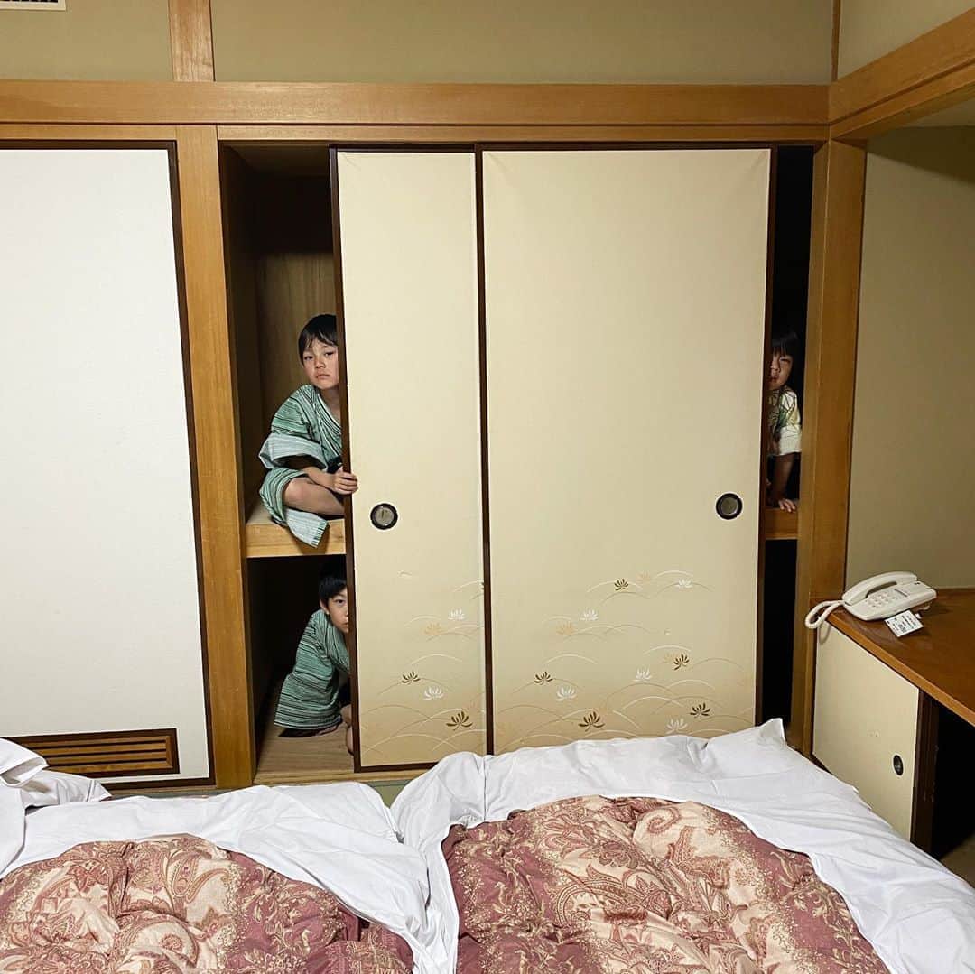 のインスタグラム：「この部屋に座敷わらしが…(笑)  #brother4」