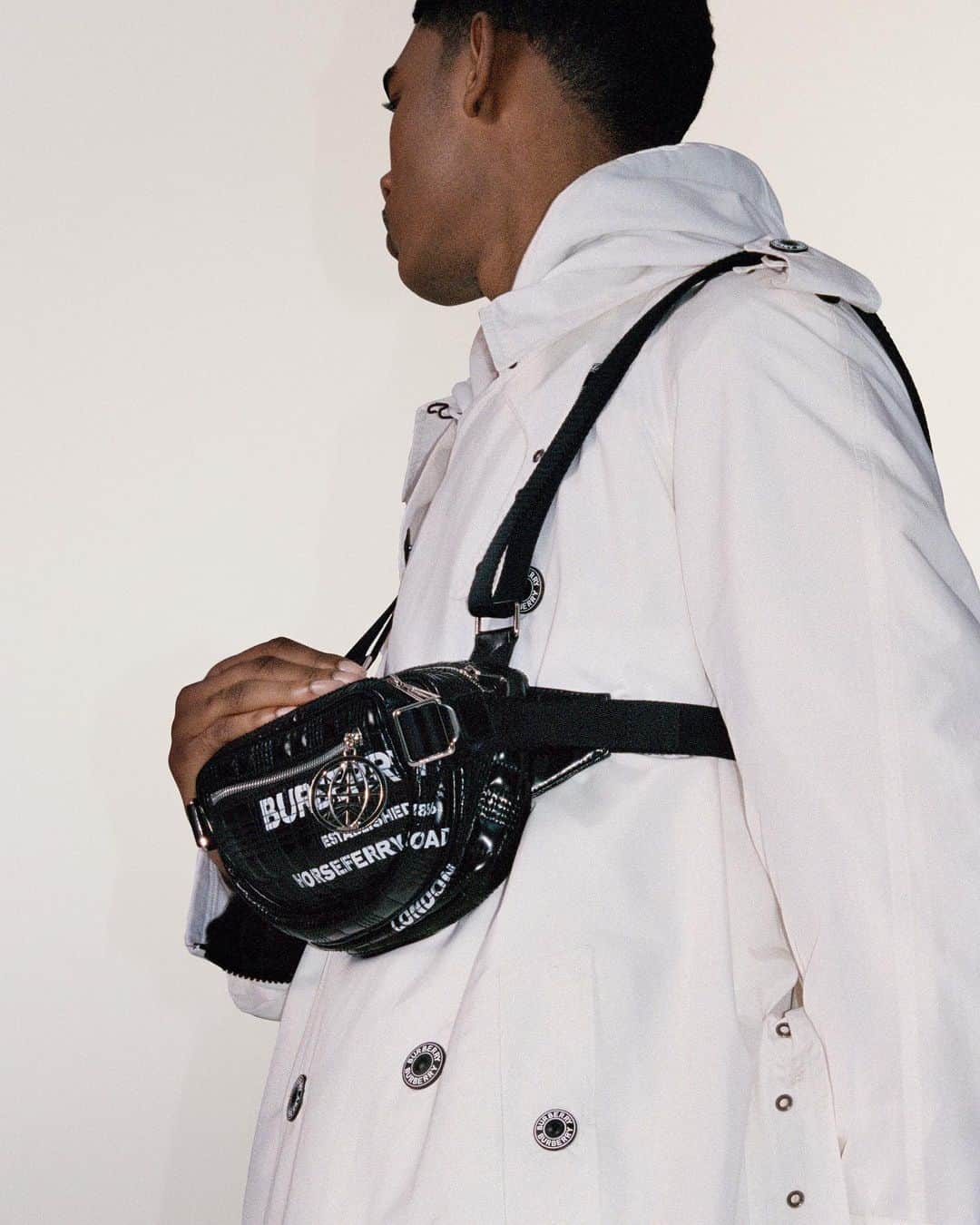 Burberryさんのインスタグラム写真 - (BurberryInstagram)「Introducing the new coated-canvas Cannon belt pack, inspired by protective clothing worn at sea. Refreshed for the runway and detailed with our signature Horseferry print and polished globe zip pull . #BurberryGeneration」2月10日 19時32分 - burberry