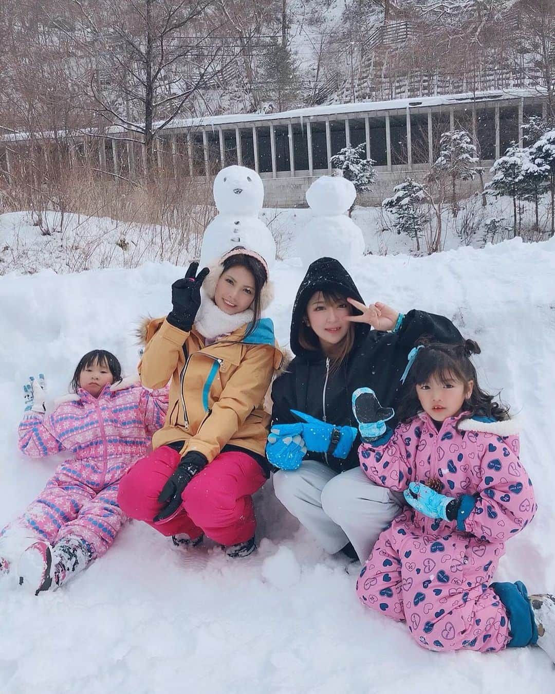 なぁのインスタグラム：「. . 雪だるま〜☃️ . 今年初の雪遊び✨ . みお連れてけて良かった🥰 . 楽しそうで何より👍 . #雪だるま #雪遊び #雪 #岐阜 #高山 #旅行」