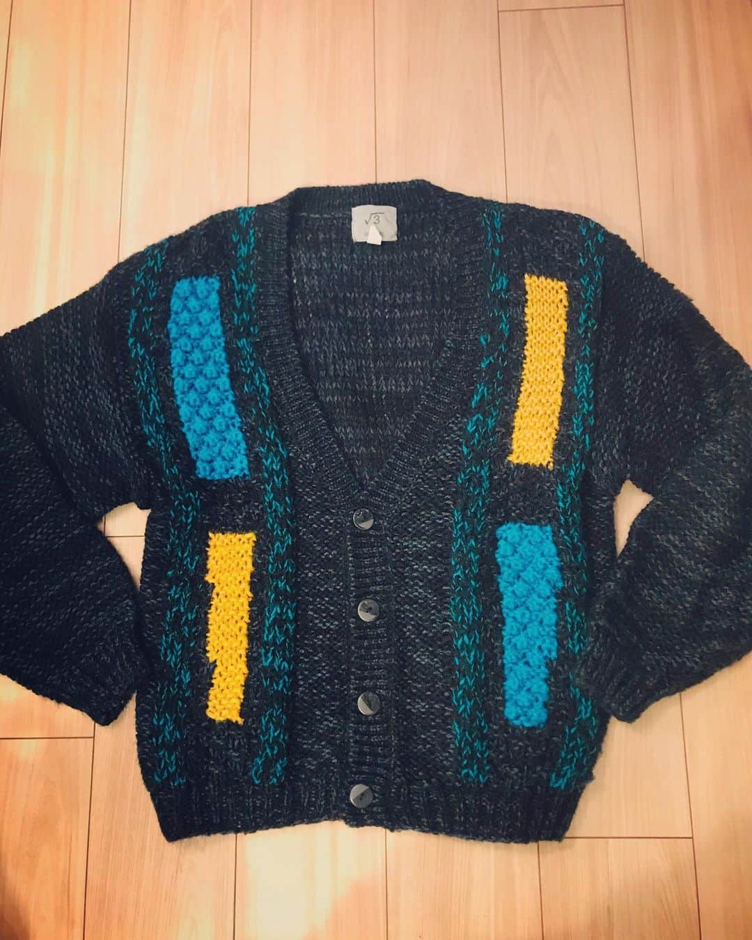 のインスタグラム：「最近買った　お気に入りのカーディガンよ〜😉✌️✌️✨✨✨✨✨ 黄色とスカイブルーのワッペン風網目がかわいいの〜😍💕💕💕💕 やっぱ‼️ 古着は出会いよね〜😃😀👍👍 男も出会い‼️😃😍💓💓 笑。笑。 #最近買ったお気に入り #カーディガン  #古着は出会い  #男も出会い #あはははは  #newyorkjoekichijoji  #私の行きつけのお店  #美川憲一 #美川憲二 #ものまね」