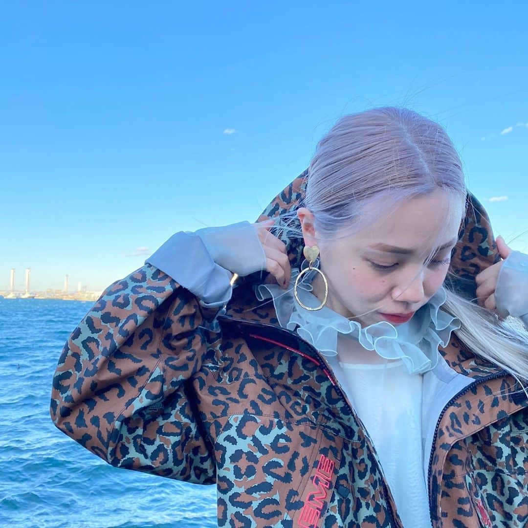 のインスタグラム：「. . ニューヘア💇‍♀️ . 2週間くらい前、カラーしたてのころ とてもきれいな色なので フィルターなし無加工の写真載せます🤳 ( @__maoam ちゃんがiPhoneで撮ってくれたよ) @atsuike さんに、 「白っぽくしたいです！」とだけオーダーして こうなりました。 久々に前頭ブリーチ🐥 黄色味を抑えるために ムラサキ系？なのかな？を入れてもらって、 2週間たった今、そのムラサキが抜けてきて 白っぽくなってきました🥚 (また写真撮ったのでフィルター無しで載せますね) . 毛先もけっこう切ったので パツンと整った感じ💇‍♀️ . ちなみにいつもは VSCOというアプリでフィルターかけてます、 最近はだいたいS1を選択して、 粒子をかけてます。(4枚目参照) . 服は5枚目にタグ付けしました、 マダマダのオーガンジードレス 再販のお知らせはもう少々お待ち下さい🥺 ミントにヒョウ柄スーパー可愛い🥺🐆💚 . . #hair #haircolor #ヘアカラー #ブリーチカラー」