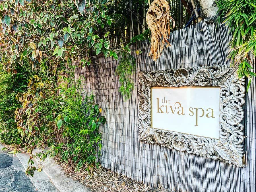 渡辺由布子さんのインスタグラム写真 - (渡辺由布子Instagram)「🌿 ・  KIVA SPA  日本で言う、混浴のスーパー銭湯といったところだろうか？  #バイロンベイ の郊外#マランビンビー という街にある、ジャングルに佇むスパ @kiva_spa  ローカルなのかツーリストなのかわからないけれど、タトゥーが入ったヒッピーみたいな人たちと一緒にジャグジーやサウナで汗を流す。  オイルマッサージとフェイシャルエステのパッケージがオススメ。  7種類ものプロダクトを使用したフェイシャルメニューをひとたび受ければ、日焼けした肌が生き返ったよう。  ここで半日は過ごせちゃう。 次回も必ず立ち寄りたい。 ・ ・ ・ ・ 📍 #KIVASPA #Mullumbimby #ByronBay #NSW #Australia #🇦🇺」2月10日 19時51分 - watanabe_yuko