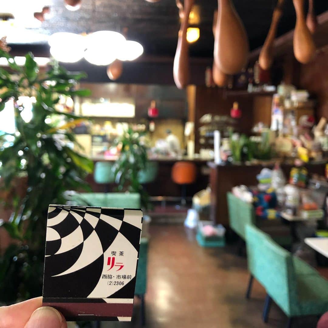 能町みね子さんのインスタグラム写真 - (能町みね子Instagram)「#喫茶メモ 播磨野村 リラ/ ミルクセーキなし/ 開店して50年。できたときは周りになんもなくて田んぼの中やったそうです。ひょうたん作るのが一時期流行ったから天井がひょうたんだらけ。演歌歌手の灘みやこさんが月1で来るたびに中村美律子さんのサインを持ってくるのでお店は中村美律子サインがたくさん、地元出身の若光翔関のサインもあります(貴重)」2月10日 20時01分 - nmcmnc