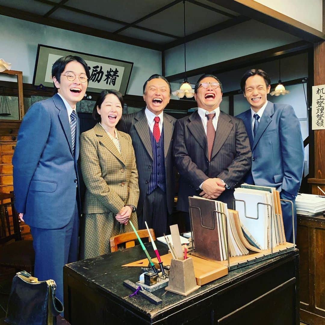 松尾諭のインスタグラム：「次期連続ドラマ小説「エール」出演いたします。 これで朝ドラ常連俳優と言う肩書を得たらしいです。  写真は川俣銀行の超実力派のお歴々と。  乞うご期待です！ #窪田正孝  #相島一之  #堀内敬子  #望月歩  #連続テレビ小説  #エール  #今度は福島  #爆笑写真」