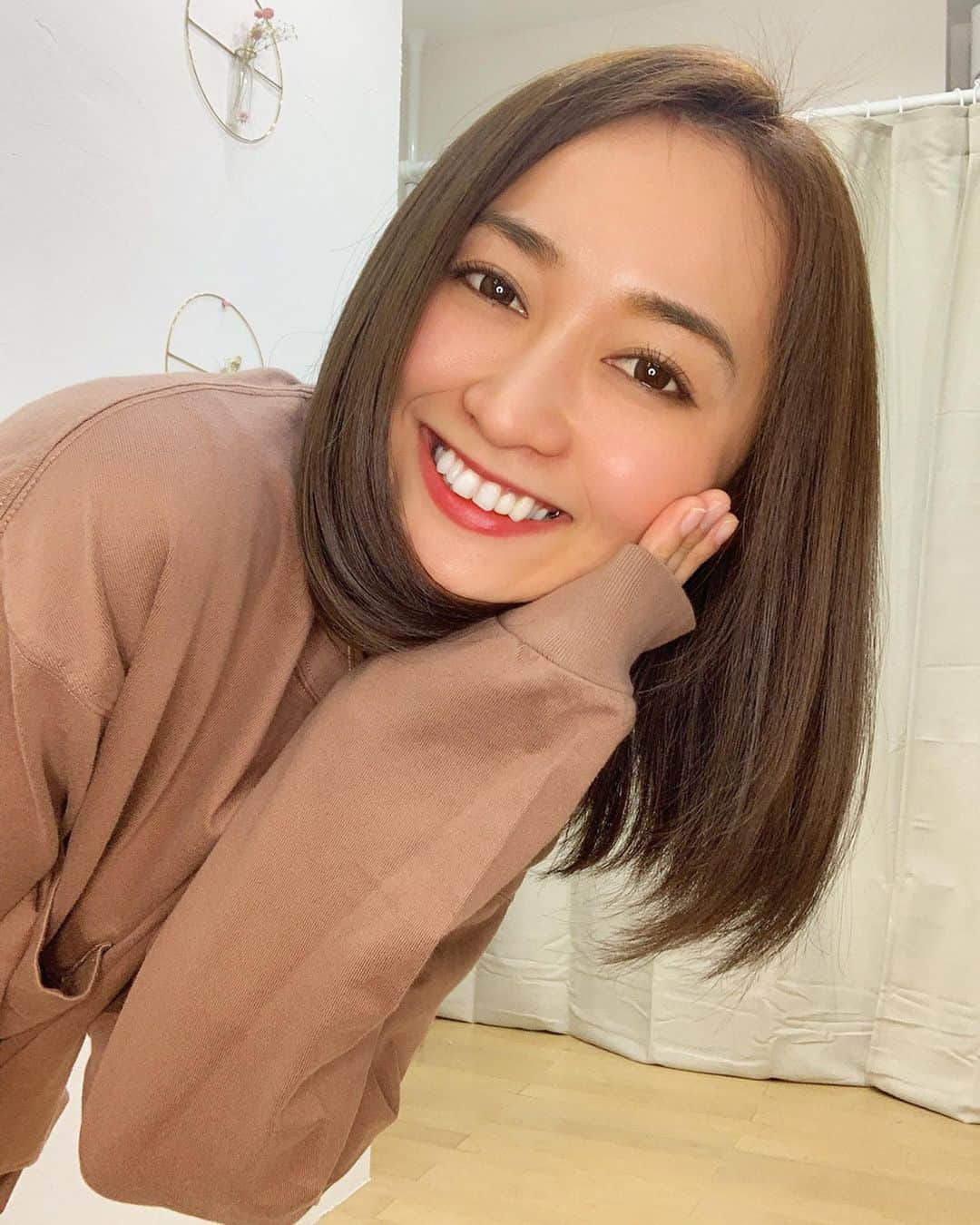 山吹香織さんのインスタグラム写真 - (山吹香織Instagram)「ヘアメンテに行ってきました💇🏾‍♀️✨ ・ ・ ・ 先取り春カラー🌸 スーパーサラサラトリートメントして頂き山吹の髪が整いました🥺💓 @_yosuke_o 💇🏾💇🏾💇🏾 いつも綺麗にして頂きありがとうございます🙏🏾☺️✨ ・ ・ ・ 3枚目音ありでご覧下さい🗣笑 『動ーーーーーーーー画‼️😳』 奥山さんの反応がおちゃめで😂💓笑 山吹のフェイント👏🏾(￣∀￣)笑笑笑 ・ ・ ・ そして、 @beautinese_eyelash 👀 まつ毛もパーマもしてきてぱっちりしました🤗 ・ ・ ・ 美容DAY🌱 明日は本番ーー⭐️ 楽しみ。。☺️💓 #原宿#hanahoku  #美容院#hair#makeup  #ミディアムヘア#ボブヘア#ナチュラルメイク #美容DAY #動画#movie  #ひょっこりはん  #髪サラサラになりました　🥺 #どーーーーーーが‼︎笑 #反応素敵でした👏🏾🤣💓 #山吹よくフェイントします笑 #トリートメント #お気に入り #ありがとうございます 🙏🏾☺️ #自分磨き #モチベーションアップ  #お仕事　 #頑張るぞ 💪🏾💓」2月10日 20時06分 - kaori_yamabuki