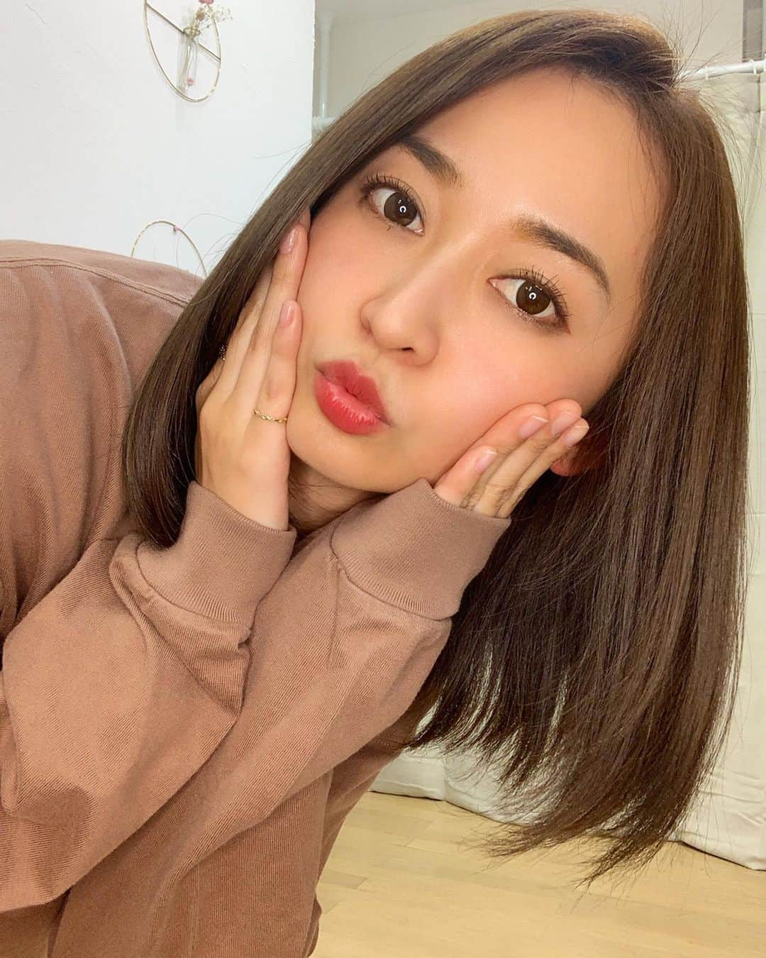 山吹香織さんのインスタグラム写真 - (山吹香織Instagram)「ヘアメンテに行ってきました💇🏾‍♀️✨ ・ ・ ・ 先取り春カラー🌸 スーパーサラサラトリートメントして頂き山吹の髪が整いました🥺💓 @_yosuke_o 💇🏾💇🏾💇🏾 いつも綺麗にして頂きありがとうございます🙏🏾☺️✨ ・ ・ ・ 3枚目音ありでご覧下さい🗣笑 『動ーーーーーーーー画‼️😳』 奥山さんの反応がおちゃめで😂💓笑 山吹のフェイント👏🏾(￣∀￣)笑笑笑 ・ ・ ・ そして、 @beautinese_eyelash 👀 まつ毛もパーマもしてきてぱっちりしました🤗 ・ ・ ・ 美容DAY🌱 明日は本番ーー⭐️ 楽しみ。。☺️💓 #原宿#hanahoku  #美容院#hair#makeup  #ミディアムヘア#ボブヘア#ナチュラルメイク #美容DAY #動画#movie  #ひょっこりはん  #髪サラサラになりました　🥺 #どーーーーーーが‼︎笑 #反応素敵でした👏🏾🤣💓 #山吹よくフェイントします笑 #トリートメント #お気に入り #ありがとうございます 🙏🏾☺️ #自分磨き #モチベーションアップ  #お仕事　 #頑張るぞ 💪🏾💓」2月10日 20時06分 - kaori_yamabuki