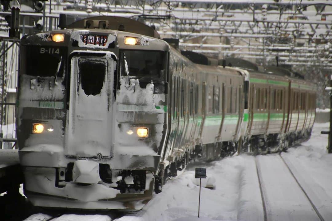 徳永ゆうきさんのインスタグラム写真 - (徳永ゆうきInstagram)「. .  雪を付着させての入線！ . #鉄道写真 #撮り鉄 #鉄道好き #JR北海道 #函館本線 #札幌駅 #733系 #区間快速 #いしかりライナー #小樽行き」2月10日 20時09分 - tokuchan_1113