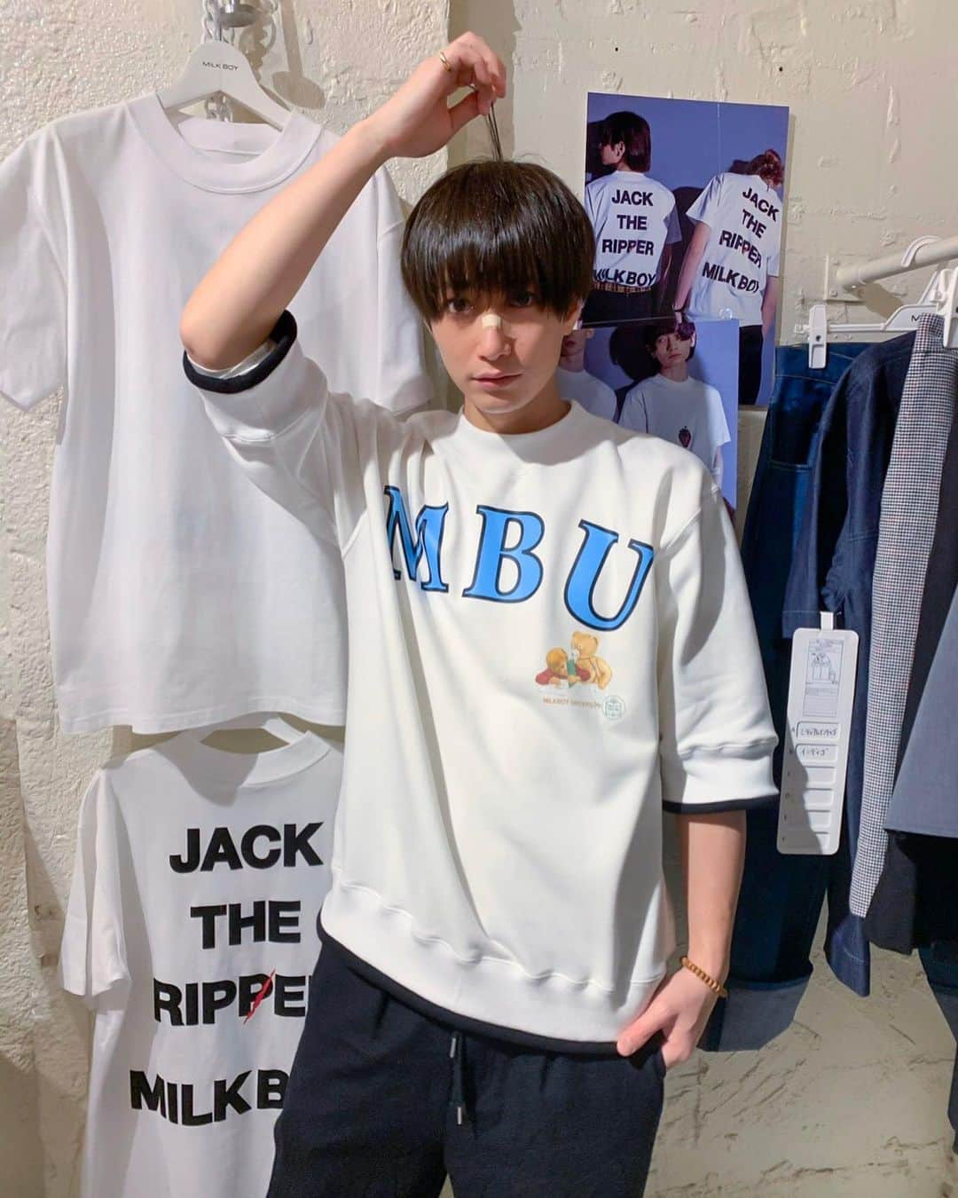 井深克彦さんのインスタグラム写真 - (井深克彦Instagram)「.﻿ 🍼👦🏻👕﻿ ﻿ MILKBOY 2020﻿ SUMMER COLLECTION﻿ EXHIBITION﻿ ﻿ 大好きなブランド﻿ ミルクボーイさんの新作展示会に﻿ お邪魔してきました🥛﻿ ﻿ 今回の夏モノ、超絶タイプすぎ🥺❤️﻿ 欲しいもの祭りだったんだけど﻿ この写真のスウェットを注文👆﻿ ﻿ デニムのセットアップとか﻿ 🧸👦🏻🏫﻿ くまと子どもの﻿ 学校っぽいシリーズがあって﻿ ほんと可愛すぎたよ〜😭﻿ 最近出費しまくりだから﻿ 我慢した...😿﻿ ﻿ 春くらいに店頭に並ぶのかな？﻿ ストーリーにも載せたけど﻿ 早くみんなにも見て欲しいくらい﻿ 可愛かったよ〜🍼💕﻿ （▷スワイプで2.3枚目に動画載せたよ📹） ﻿ いつも私服はモノトーンが多い﻿ 井深ですけど﻿ MILKBOY着てるかっちが好きです﻿ ってコメントたくさん来てて﻿ 嬉しかったです✌️﻿ ﻿ #MILKBOY」2月10日 20時21分 - ibuka_katsuhiko