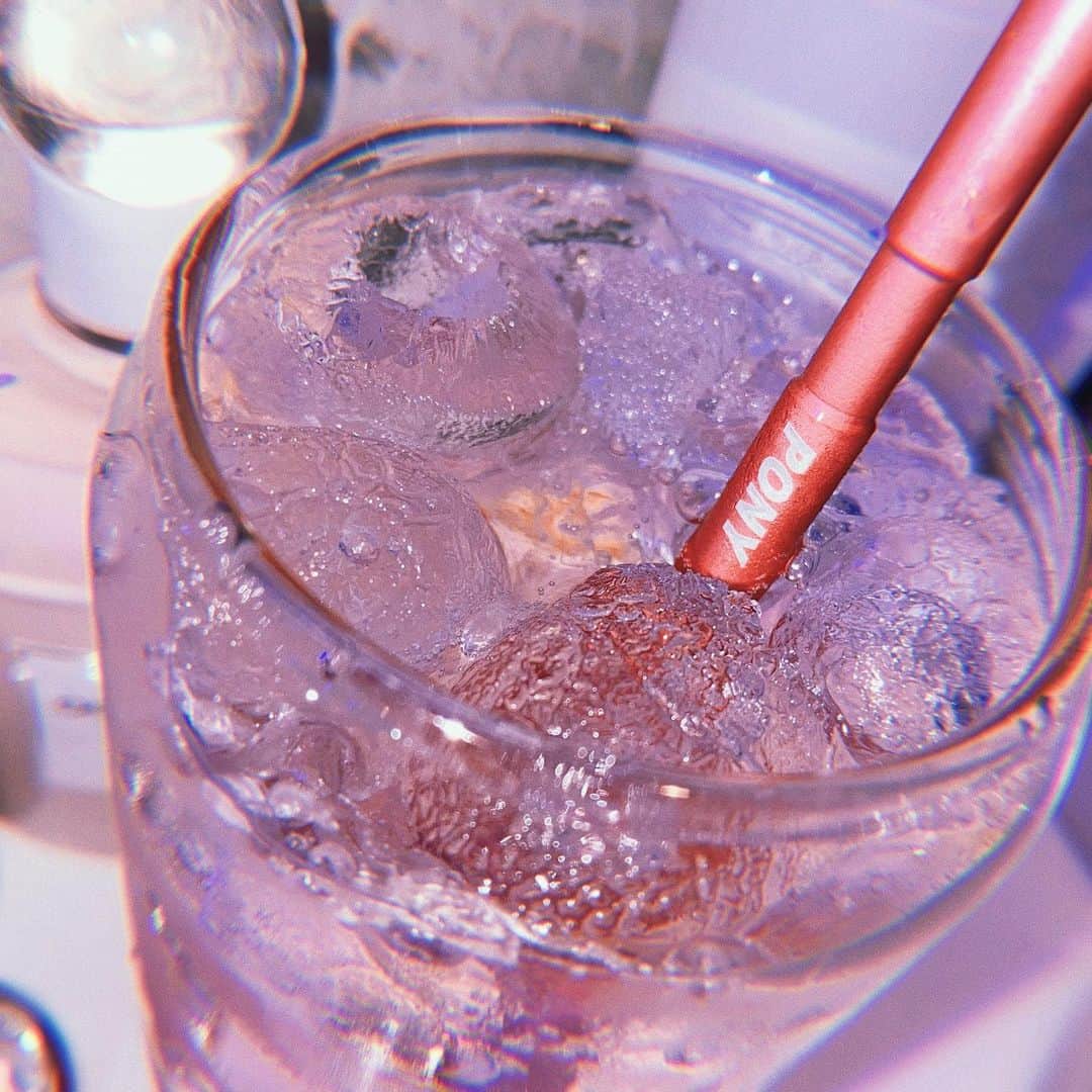 ポニーのインスタグラム：「커피 다음으로 탄산수 도전 중 헤헷🤍」
