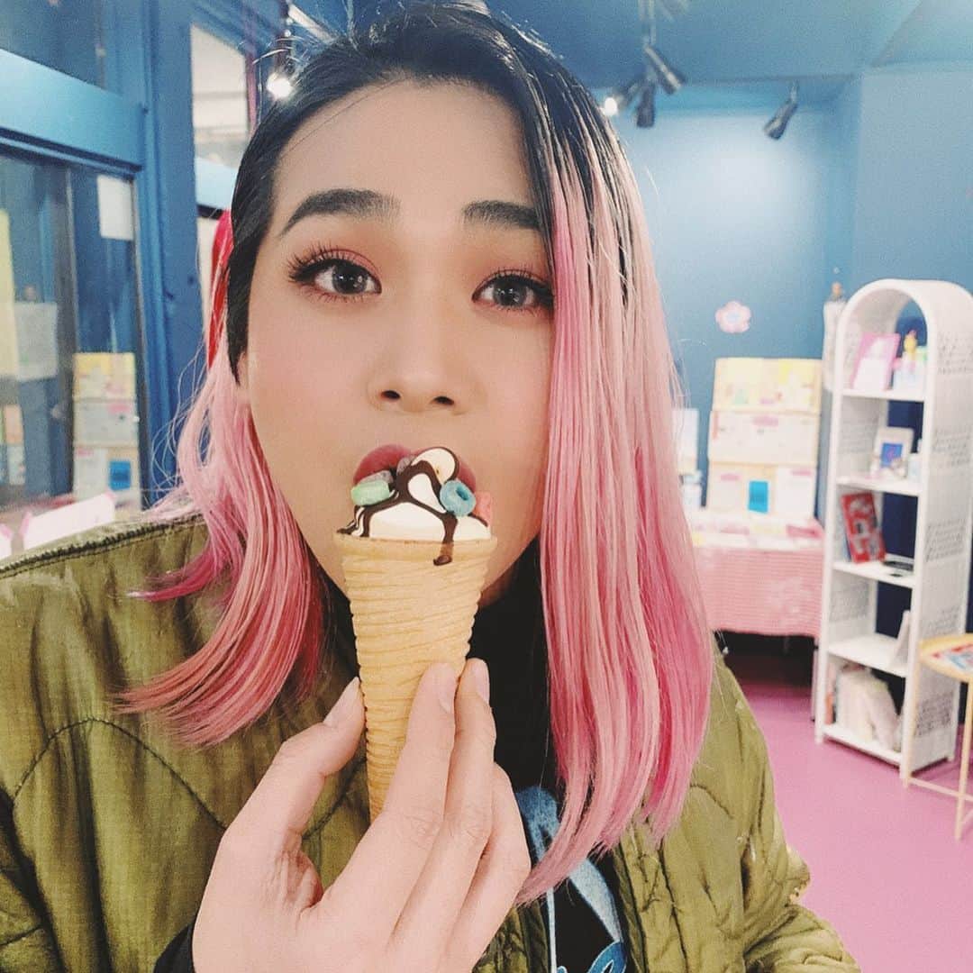 町田宏器さんのインスタグラム写真 - (町田宏器Instagram)「🍦🍦🍦﻿ ﻿ @holdbyhand.okinawa のアイスクリーム♡﻿ 可愛いし美味しかった💕﻿ 北谷に来たら行ってみてね！ポテトも美味しいのだよ🍟﻿ ポテトとアイスクリームいいコンビ！﻿ ポテトアイスに付けちゃうよねw﻿ ﻿ @yutabeardale0505 差し入れありがとう🙏🤍﻿ ﻿ 今 @peoples_art_gallery で県外の女性アーティストさんを中心に集めた﻿ Pop up storeやってるよ！可愛いZINEとか雑貨が集まってガーリーな空間に♡﻿ ガールズパワーよ🙋‍♀️﻿ 16日までやってるから遊びにきてねー！﻿ ﻿ 2020.02.09﻿」2月10日 20時17分 - hirokinawa