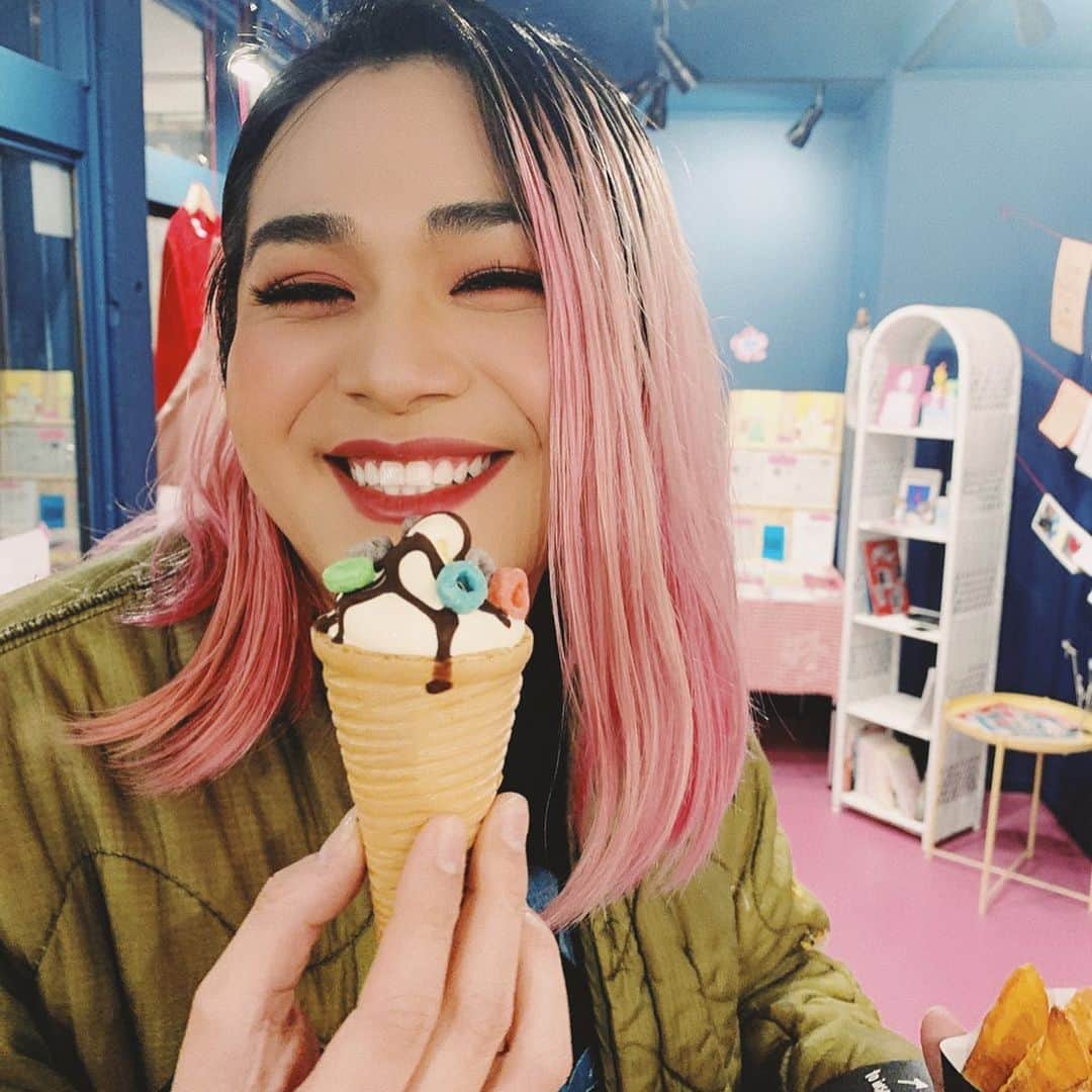 町田宏器さんのインスタグラム写真 - (町田宏器Instagram)「🍦🍦🍦﻿ ﻿ @holdbyhand.okinawa のアイスクリーム♡﻿ 可愛いし美味しかった💕﻿ 北谷に来たら行ってみてね！ポテトも美味しいのだよ🍟﻿ ポテトとアイスクリームいいコンビ！﻿ ポテトアイスに付けちゃうよねw﻿ ﻿ @yutabeardale0505 差し入れありがとう🙏🤍﻿ ﻿ 今 @peoples_art_gallery で県外の女性アーティストさんを中心に集めた﻿ Pop up storeやってるよ！可愛いZINEとか雑貨が集まってガーリーな空間に♡﻿ ガールズパワーよ🙋‍♀️﻿ 16日までやってるから遊びにきてねー！﻿ ﻿ 2020.02.09﻿」2月10日 20時17分 - hirokinawa