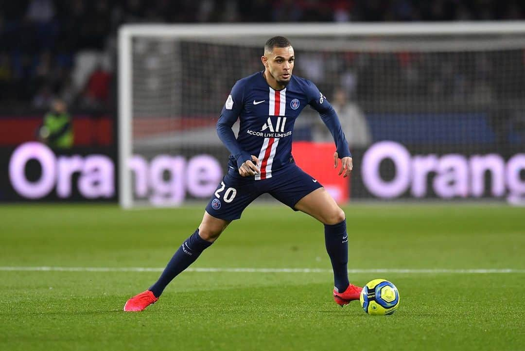 ライヴィン・クルザワさんのインスタグラム写真 - (ライヴィン・クルザワInstagram)「Belle victoire dans une belle ambiance hier soir au parc des princes 🔴🔵」2月10日 20時32分 - kurzawa