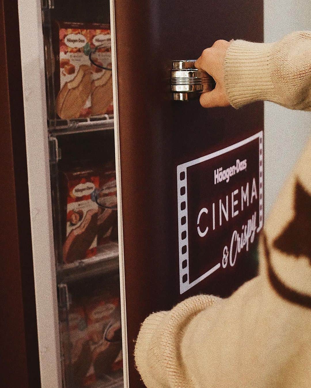 Y U R I Eさんのインスタグラム写真 - (Y U R I EInstagram)「映画とアイスって最高！🥺💕 今日はさきやんと @sakiiiya 泊まれるシアター”Theater zzz”でハーゲンダッツを食べながら映画をみた。 今回は泊まらず、カフェ利用のみ☕️ . ハーゲンダッツと映画は自分でじぶんの機嫌を取る時によくやる贅沢な組み合わせ。 自分へのちょっとしたご褒美♬🍒 . そして2枚目👉🏼夢みたいな冷凍庫！笑 扉を開けるとぎっしりクリスピーサンドが詰まってる🦄✨ なんと(❗️)3/8までの期間中はこの冷凍庫から自由に食べて良いとのことです。 "苺のトリュフ"と"ザ・キャラメル"があって、わたしは両方食べちゃった…😽 @haagendazs_jp 🤎💛🤎 #映画とクリスピーサンド#theaterzzz#ハーゲンダッツ#クリスピーサンド#haagendazs #ザキャラメル#苺のトリュフ#映画#movie#cinema#シネマ#映画鑑賞#PR」2月10日 20時35分 - yuriexx67