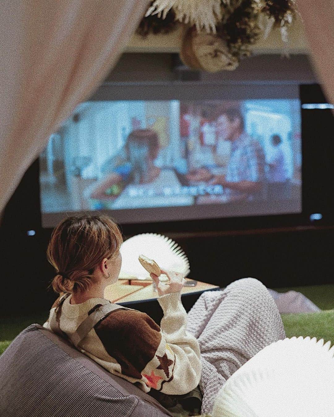 Y U R I Eさんのインスタグラム写真 - (Y U R I EInstagram)「映画とアイスって最高！🥺💕 今日はさきやんと @sakiiiya 泊まれるシアター”Theater zzz”でハーゲンダッツを食べながら映画をみた。 今回は泊まらず、カフェ利用のみ☕️ . ハーゲンダッツと映画は自分でじぶんの機嫌を取る時によくやる贅沢な組み合わせ。 自分へのちょっとしたご褒美♬🍒 . そして2枚目👉🏼夢みたいな冷凍庫！笑 扉を開けるとぎっしりクリスピーサンドが詰まってる🦄✨ なんと(❗️)3/8までの期間中はこの冷凍庫から自由に食べて良いとのことです。 "苺のトリュフ"と"ザ・キャラメル"があって、わたしは両方食べちゃった…😽 @haagendazs_jp 🤎💛🤎 #映画とクリスピーサンド#theaterzzz#ハーゲンダッツ#クリスピーサンド#haagendazs #ザキャラメル#苺のトリュフ#映画#movie#cinema#シネマ#映画鑑賞#PR」2月10日 20時35分 - yuriexx67