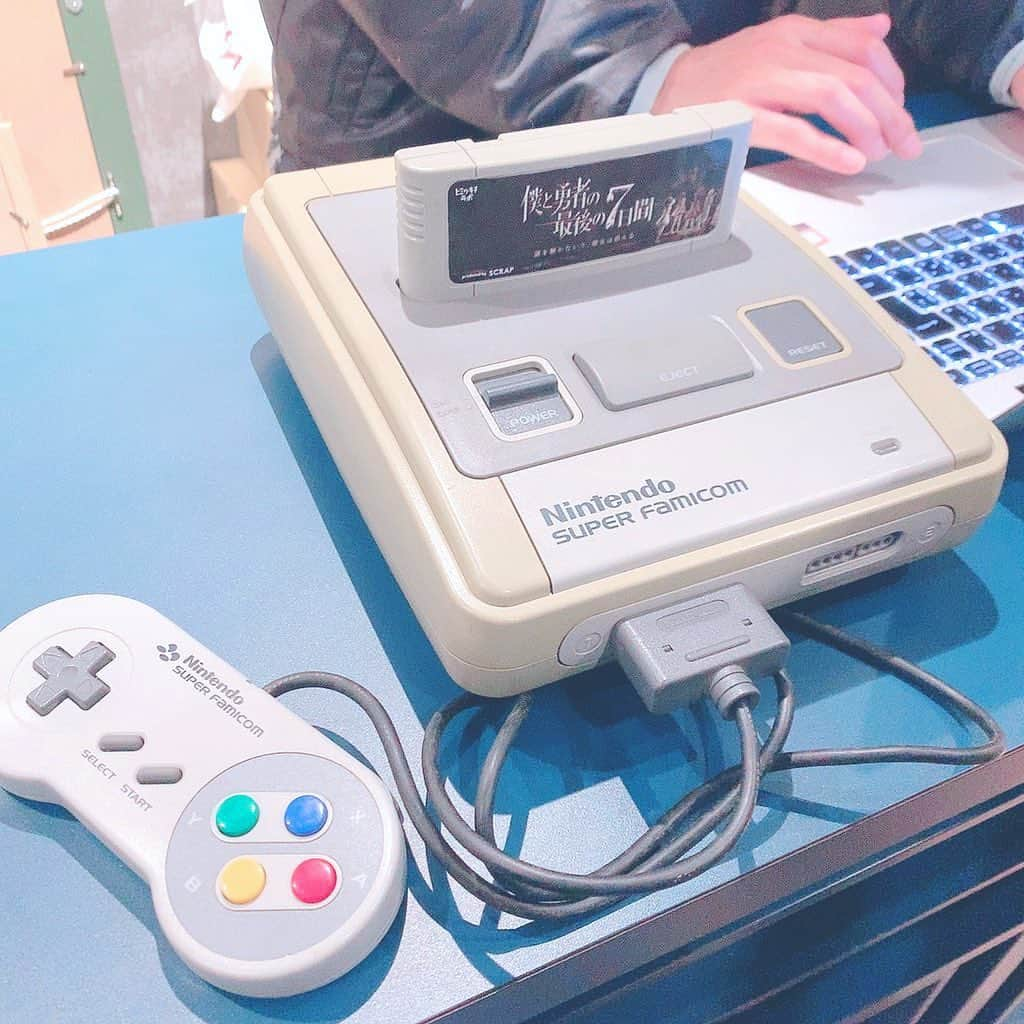 恋汐 りんごさんのインスタグラム写真 - (恋汐 りんごInstagram)「🎮 ❤️ 🎮 ❤️ 先日、 #リアル脱出ゲーム #僕7  リバイバル公演に でか美ちゃん、アリスちゃん、しずちゃんといってきたよ♡ ♡ スーパーファミコン時代のRPGの世界観Ｕ⌒▽⌒Ｕ しお、役職は武闘家にしたよ💪 ♡ しずちゃんが謎とき無双してた！✨はわはわ！ すらすら解けるひとかっこいいなのった〜！♡✨ mysterycircus.jp/events/5835 #TMC #謎解き  #東京ミステリーサーカス #ぱいぱいでか美 #アリスムカイデ #水野しず #恋汐りんご」2月10日 20時36分 - sioringogo