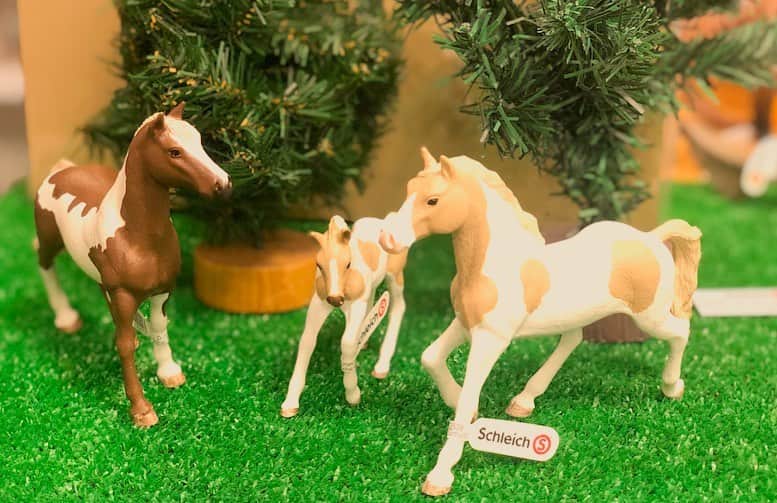 kidzoo+のインスタグラム：「【13885 ペイントホース馬（オス）】 【13884 ペイントホース馬（メス）】 【13886 ペイントホース馬（仔）】 西部劇の映画などでお馴染みのカウボーイが乗る馬は、気性の穏やかなペイント馬が主に使われています。  ペイント馬は「カウセンス」というのをもっていて、鋭敏で素早く短い距離を動くことができます。この能力で、ペイント馬はカウボーイの仕事である牛たちの誘導を楽にさせています。  当店に馬の親子が仲間入りしました。 ----------------------------------- 商品の詳細はプロフィールのURLからご覧いただけます！ ☛ @kidzooplus  #シュライヒ #schleich #kidzooplus #インテリア  #フィギュア #知育玩具 #アニマル #馬 #ホース #誕生日 #動物 #ペイントホース #仔馬 #kids #名古屋市名東区 #名古屋 #贈り物 #プレゼント #ギフト」