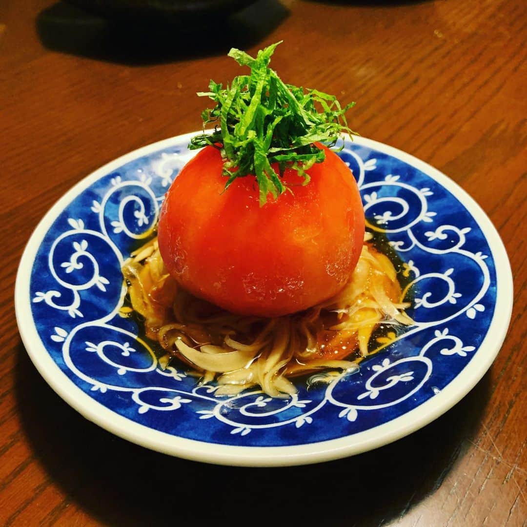 志摩有子さんのインスタグラム写真 - (志摩有子Instagram)「昨日仕込んだ新玉ねぎドレッシングでさっそくトマトサラダ。湯むきした丸ごとを銘々に。各自でカットして玉ねぎをたっぷり絡めて食す。 #新玉ねぎドレッシング #トマトサラダ #丸ごとトマト」2月10日 20時41分 - ariko418
