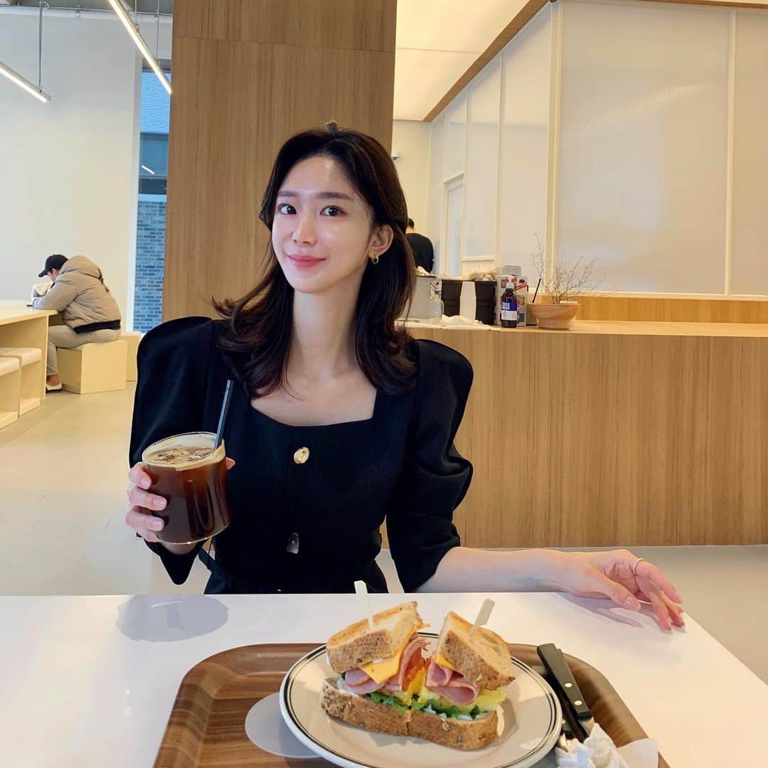 キム・ミニさんのインスタグラム写真 - (キム・ミニInstagram)「와, 오늘은 아기세럼 핫딜 마지막날이라  하루종일 고객님들과 상담했어요👼🏻❤ ️ 후기 차곡차곡 올라오고 있는데, 하나하나 꼼꼼히 보고 있어요 :) 감사합니다  저는 피부벽이 예민하고 얇은 편인데,  날마다 조금씩 바뀌는 컨디션에 맞게  세가지 타입을 번갈아가며 사용해요. ✨ 아기세럼으로 관리하고부터 여러가지 피부고민도 많이 나아졌고 특히  인위적인 반짝임이 아닌  피부에서 우러나오는 속광이 생기는 것 같았어요 👀✨ 💕  중간에 추가 입고된 수량은 최종적으로 오늘 밤 10시 40분 마감합니다!  꾸준히 쓰시고 같이 건강한 피부로 가꾸어요 ❤️ #바빠도 #빵은먹고 #사진은찍는다.」2月10日 20時43分 - mimiwor