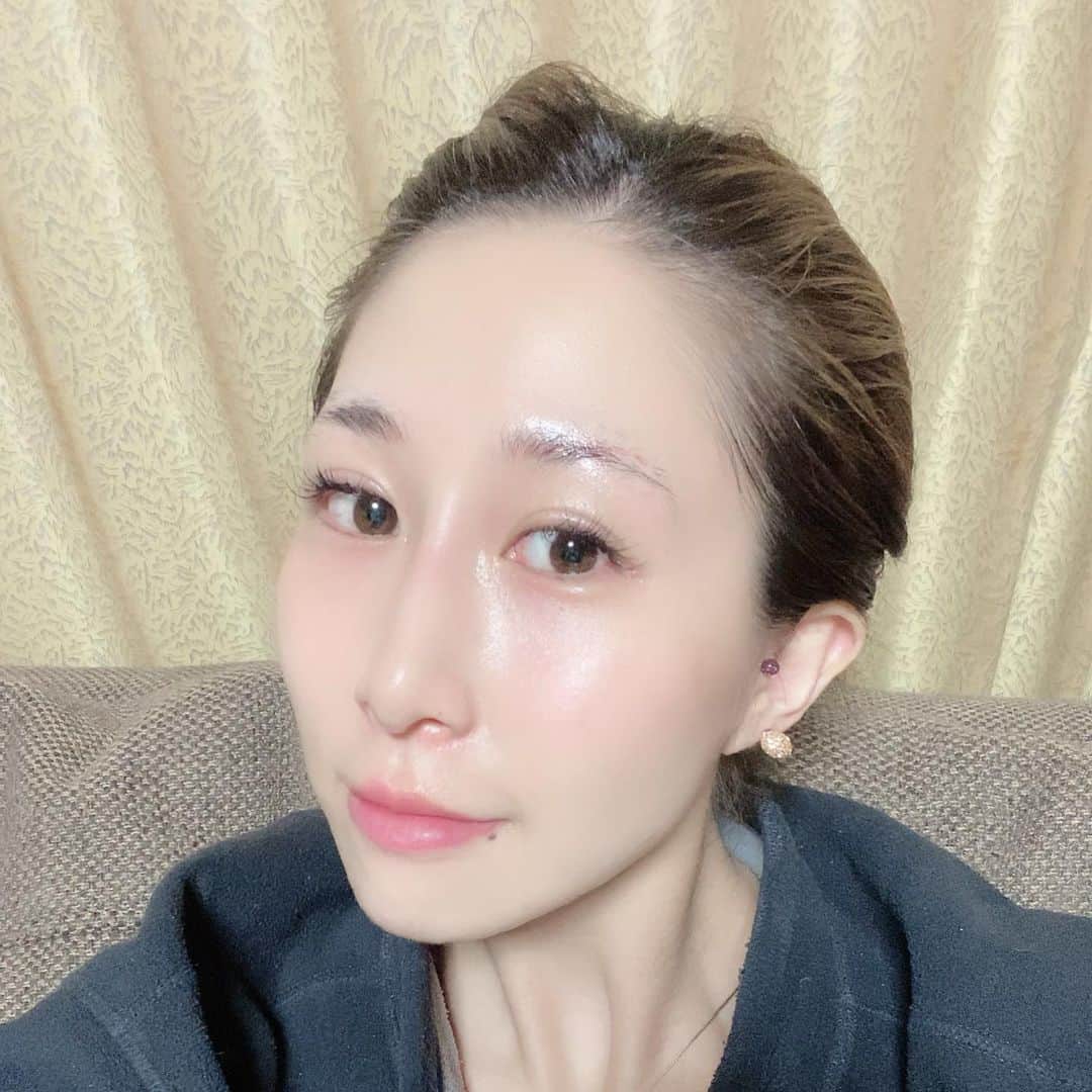 赤崎ティナ（西浦舞由美）のインスタグラム：「今日は　#スキンケア　#ロングタイムday  洗顔からケアまで1時間かける日がたまにあるの👍✨ 今日は、その日( ´ ▽ ` ) #エステ通い経験無し　#加工なし写真　#シュガー　#ソルト　#ハニー　#メープル　#ヒアルロン酸　#ホワイトクリーム　#すっぴん #スキンケア　得意❤️」