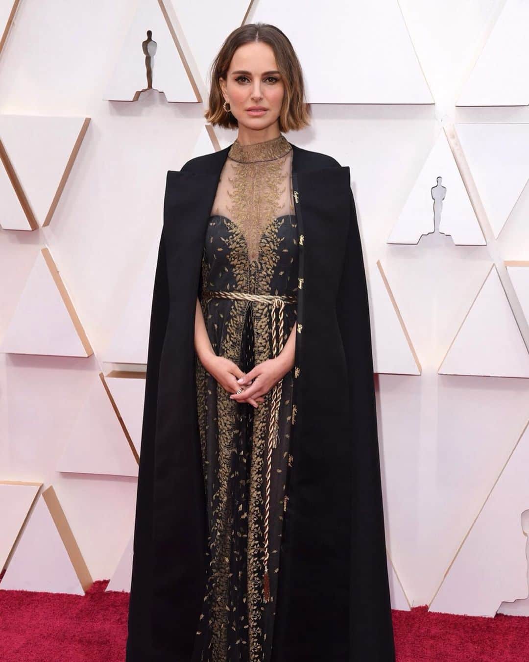のインスタグラム：「2020年「アカデミー賞」レッドカーペット総ざらい　ナタリー・ポートマンがドレスに込めた“静かなメッセージ”が話題に﻿ ﻿ 「第92回アカデミー賞（92nd Academy Awards以下、アカデミー賞）」の授賞式が2月9日夜（現地時間）、米ロサンゼルスのドルビー・シアター（Dolby Theatre）で開催された。﻿ ﻿ レッドカーペットでは、これまでも華やかなイベントでジェンダーレスなファッションを披露してきたビリー・ポーター（Billy Porter）が、今回も「ジャイルズ ディーコン（GILES DEACON）」の金色の羽根に覆われたノースリーブのドレス姿で現れて話題をさらった。﻿ ﻿ また、ナタリー・ポートマン（Natalie Portman）が衣装に込めた“静かなメッセージ”も話題を呼んでいる。﻿ ﻿ ナタリー・ポートマンのメッセージとは？ そのほか来場者の着用ブランドなど、詳しくは @wwd_jp のストーリーまたはプロフィールのリンクから﻿ ﻿ 1〜9枚目、PHOTOS : DAVID FISHER / SHUTTERSTOCK (c) FAIRCHILD PUBLISHING, LLC﻿ 10枚目、PHOTOS : JORDAN STRAUSS / INVISION / AP / SHUTTERSTOCK (c) FAIRCHILD PUBLISHING, LLC﻿ ﻿ #AcademyAwards #oscars #oscars2020 #NataliePortman #dior #oscarawards #redcarpet #redcarpetstyles #BillyPorter #timotheechalamet #billieeilish #timothéechalamet #bradpitt #adamdriver #scarlettjohansson #アカデミー賞 #オスカー」