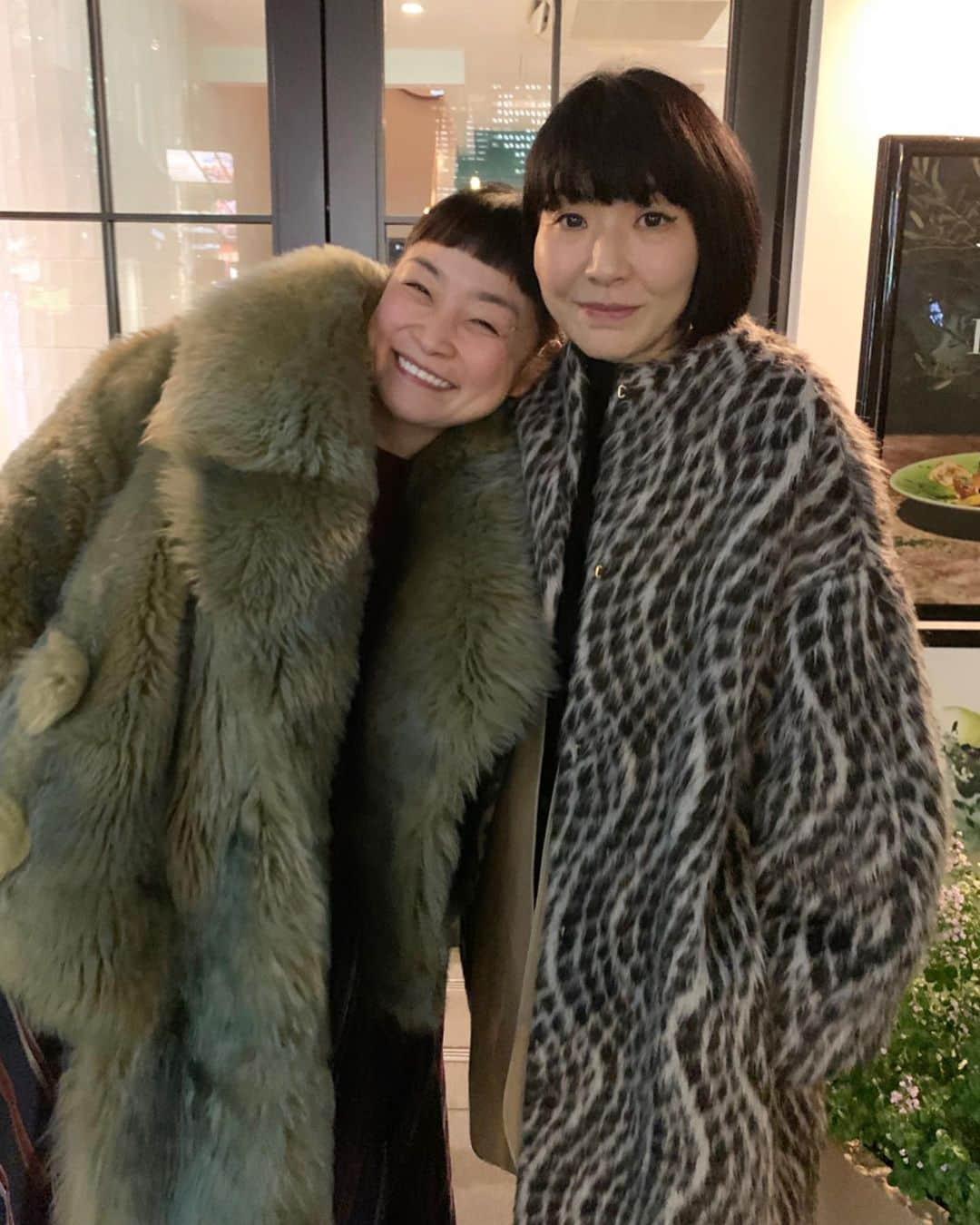 シトウレイさんのインスタグラム写真 - (シトウレイInstagram)「I was so lucky to have a interview with @1030kei, most creative and purest (like a child!) women ﻿ at my monthly page at @madamefigarojapon!﻿ ﻿ Check it out via link in my bio!﻿ ﻿ そうそう、去年の年末けいさん　@1030kei　にインタビューをさせてもらったやつが遂に記事になりました！﻿ ﻿ 「何かを知りたい」って時にいま私たちは大きい変化の最中にいるんだなって感じてて。﻿ それは﻿ ①どういう方法でっていうこともそうだし、﻿ ②誰から、ってこともそうだし﻿ ③どんな風に、ってこともそうだし。﻿ そして「知った」その先に広がる世界に関しても、私たちには今色んな展開が目の前にある。﻿ ﻿ そういうことに関してのあれやこれやを書かせてもらいました。﻿ ﻿ @madamefigarojapon!での連載『シトウレイの東京見聞録」は﻿ 「大人の学びなおしの場、オンラインサロンの盛り上がりについて思うこと」﻿ です。﻿ ぜひ読んでもらえたら！（あっ！先言っとくけど結構今回長い！）﻿ ﻿ プロフィールのリンクからどうぞ♪﻿ ﻿ #figaro #interview #stylist #stylings #ugg #reishito﻿ #オンラインサロン #フィガロ　#シトウレイの東京見聞録　﻿ #白旗啓　#シトウレイ　#ケイさんに会うとにやけが止まらないのは何故」2月10日 20時53分 - reishito