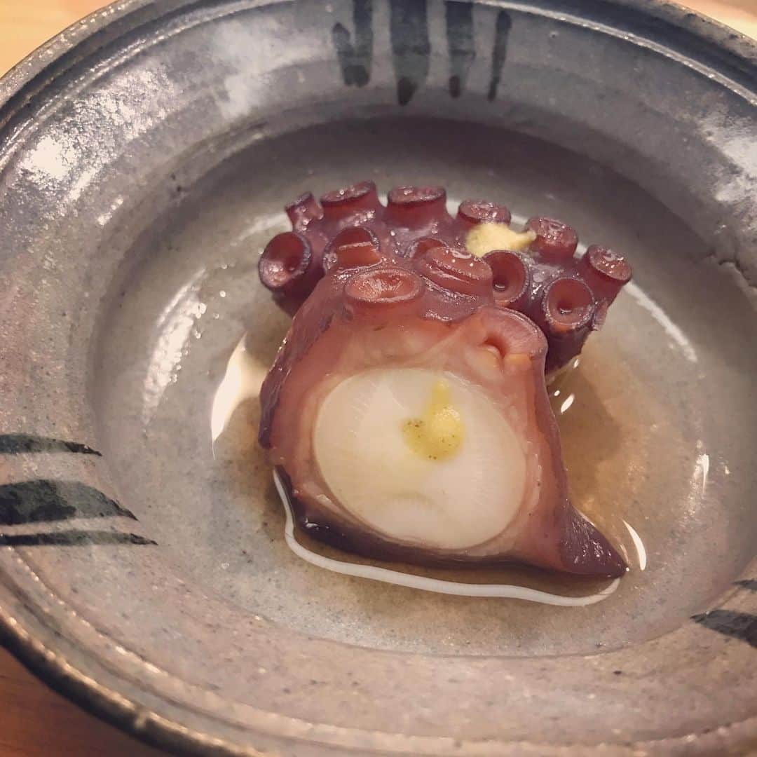 安藤成子さんのインスタグラム写真 - (安藤成子Instagram)「ということで、日本一予約の取れないお寿司やさん 『日本橋蛎殻町すぎた』さんへ行かせていただきました❤️ ・ 感動しすぎてまじで泣いた、、、😢 ・ 食べるもので口に入れて感動で涙が出るって本当に凄い✨ ・ 生まれて初めての感覚でした❤️ ・ 本当に本当に美味しすぎた！！ ・ つまみも握りもお酒も全てが100点以上だった😭❤️ ・ 本読んで予習して妄想してたけどもちろん越えすぎてきたよねw ・ 本当にいい経験させていただきました🙇🏻‍♀️ ・ #日本橋蛎殻町すぎた」2月10日 20時54分 - seikoando