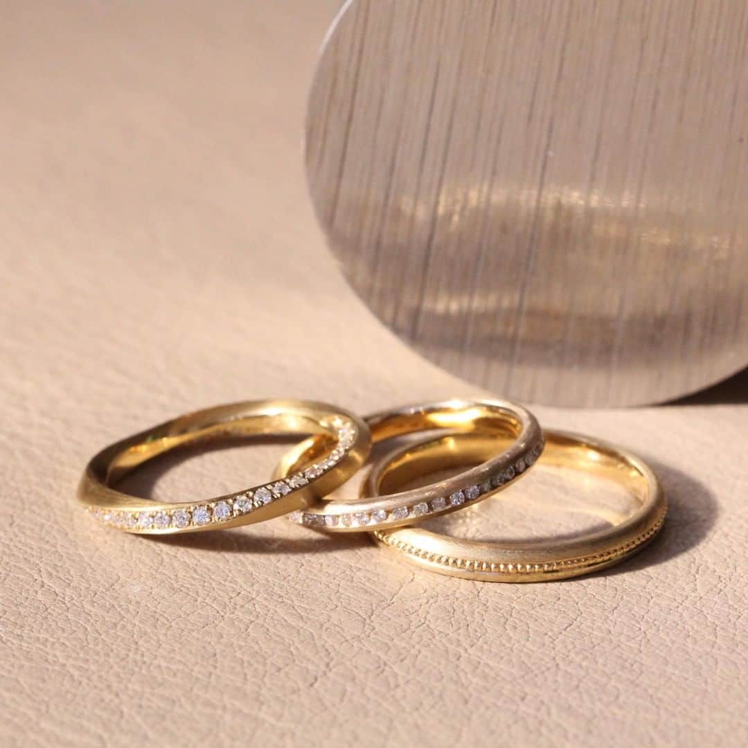 ith / イズ オーダメイド結婚指輪さんのインスタグラム写真 - (ith / イズ オーダメイド結婚指輪Instagram)「お手元を華やかに。 永遠を象徴するエタニティタイプの、 ダイヤをぐるっと1周並べた結婚指輪です。 . イエローゴールドの温かな色合いと つや消しとの組み合わせで、 日常使いしやすいカジュアルな雰囲気に。 . 男性の指輪には、ダイヤの代わりに 小さな粒を象るミルグレインの装飾を。 . ペア感いっぱいに仕上がりました。 . . 公式ハッシュタグ🤳✨ #イズマリッジ . . #結婚指輪 #婚約指輪 #プロポーズ  #マリッジリング #エンゲージリング  #指輪 #ダイヤモンド #ブライダルリング #婚約 #プレ花嫁 #ペアリング #指輪選び  #ウェディングドレス #ナチュラルウェディング  #指輪探し #結婚指輪探し #ゴールドリング  #オーダーメイドリング #結婚指輪オーダー #オーダーメイド #花嫁 #レイヤード #2020春婚 #2020夏婚 #2020秋婚 #一生もの #イエローゴールド #フルエタニティ #エタニティリング」2月10日 21時05分 - ith_marriage