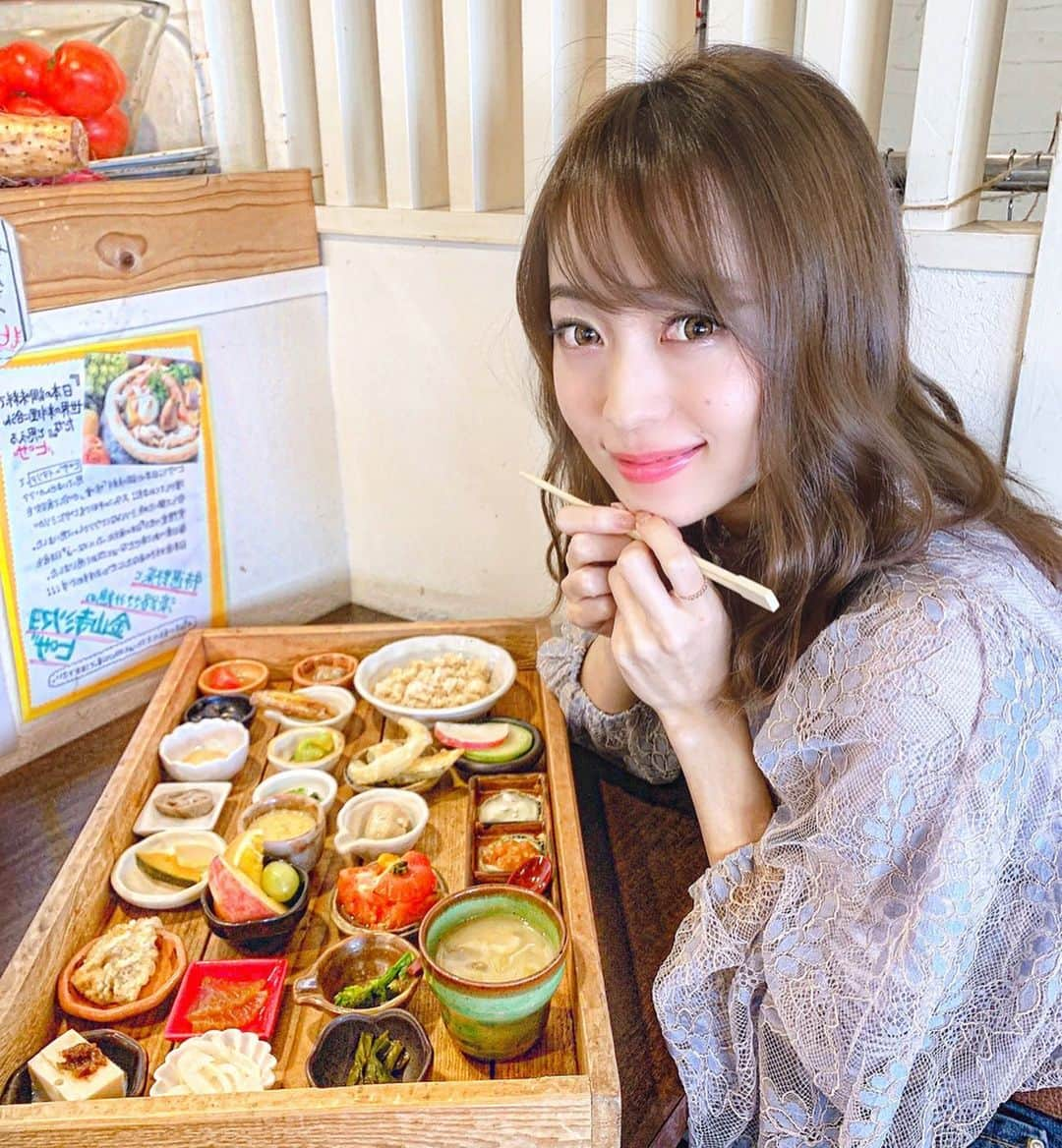 みき みーやんさんのインスタグラム写真 - (みき みーやんInstagram)「#みーやんグルメ 🍅 . 神戸 三ノ宮にある#キッチンデキッチン の #福木箱ランチ 💕 . 見た目も可愛いのに 野菜もしっかり食べられて しかも美味しいっ！！ . 甘い、酸っぱい、温かい、冷たい、 柔らかい、シャキシャキ、ホクホク、サクサク、ちゅるん♡ いろんな食感、見た目、味が楽しめるし 美味しく野菜を食べたい方におすすめっ！😍💕 . . 野菜やお魚、フルーツでお腹いっぱいになるのに 重たくなくて罪悪感も一切ゼロ。笑🤤 . . 限定25食だから予約していく方が 安心だよー！！！♡🍅 . . #神戸カフェ#神戸ランチ#girl#スイーツ#今日のコーデ#ヘアスタイル#神戸#カフェ#美味しい#ランチ巡り#ヘアアレンジ#木箱ランチ#ご褒美ランチ#インスタ映えランチ#ランチ巡り#ランチ#木箱#神戸グルメ#関西グルメ#三ノ宮ランチ#三宮ランチ#me#girl#おひるごはん#野菜ランチ#神戸三宮#カメラ#グルメ女子#vegetable」2月10日 20時57分 - mi_yan0101