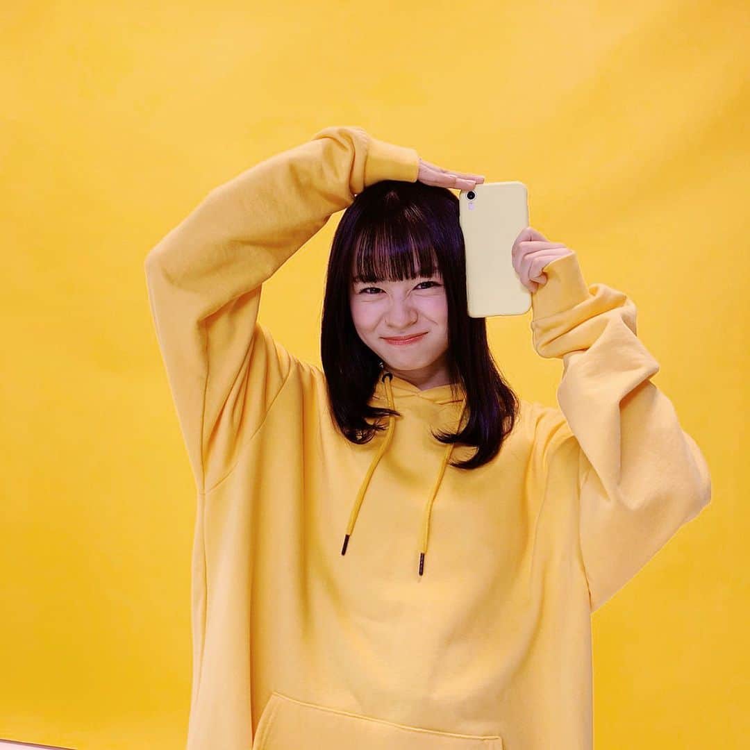 莉子さんのインスタグラム写真 - (莉子Instagram)「【情報解禁】﻿ ﻿ LINEマンガさんの新TVCMに出演させて頂きました＾＾！﻿ ﻿ 嬉しいです…有難うございます🌱﻿ 黄色の空間で黄色のパーカーに黄色のスマホ！笑﻿ 黄色に囲まれた撮影とっても楽しかったです☺︎﻿ びっくり表情頑張ったので沢山の方に見ていただけますように…♡！﻿ ﻿ #LINEマンガ」2月10日 21時00分 - riko_riko1204