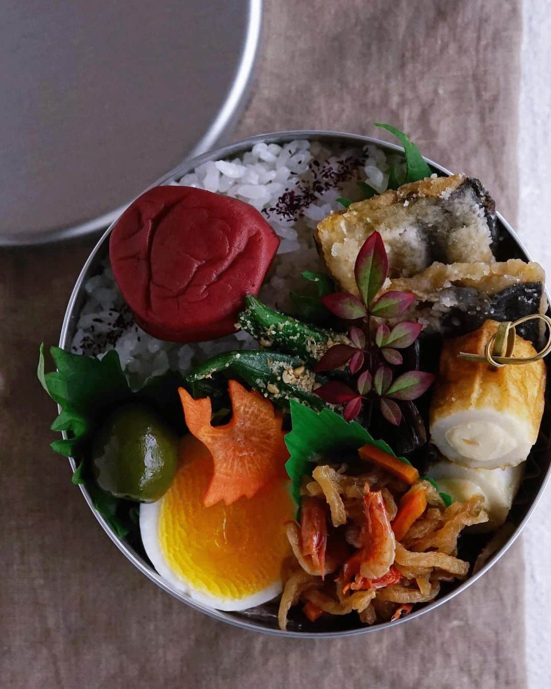 Ryoko Yunokiのインスタグラム：「+ + + Deep fried saury bento/秋刀魚の唐揚げ弁当 *rice and umeboshi *deep fried saury *chikuwa and cheese *blanched okra salad with soy sesame sauce *dashi-simmered dried daikon and veggies *hard-boiled egg *green olive . ＊ご飯と梅干し ＊秋刀魚の唐揚げ ＊竹輪チーズ ＊オクラの胡麻和え ＊切り干し大根と野菜の煮物 ＊茹で卵 ＊オリーブ + + + #bento #お弁当 #丸の内弁当 #f52grams #アルミ弁当」