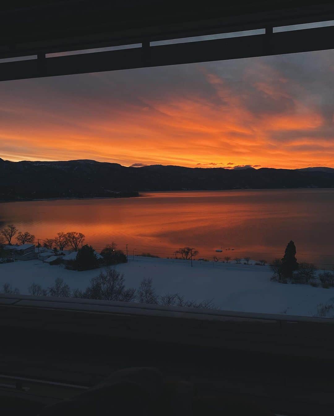 吉田沙世さんのインスタグラム写真 - (吉田沙世Instagram)「皆さんお誕生日お祝いのメッセージ本当にありがとうございます😍💓 誕生日は北海道で過ごしました。今年は暖冬と言われているけれど雪景色はやっぱりすごい！ 洞爺湖(とうやこ)の眺めも ほんっとに素晴らしくて感動しました☃️❄️ 美しい景色って癒されるよね〜^ ^ #wehoteltoya #kumakengo  #laketoyahokkaido」2月10日 21時01分 - sayobaby
