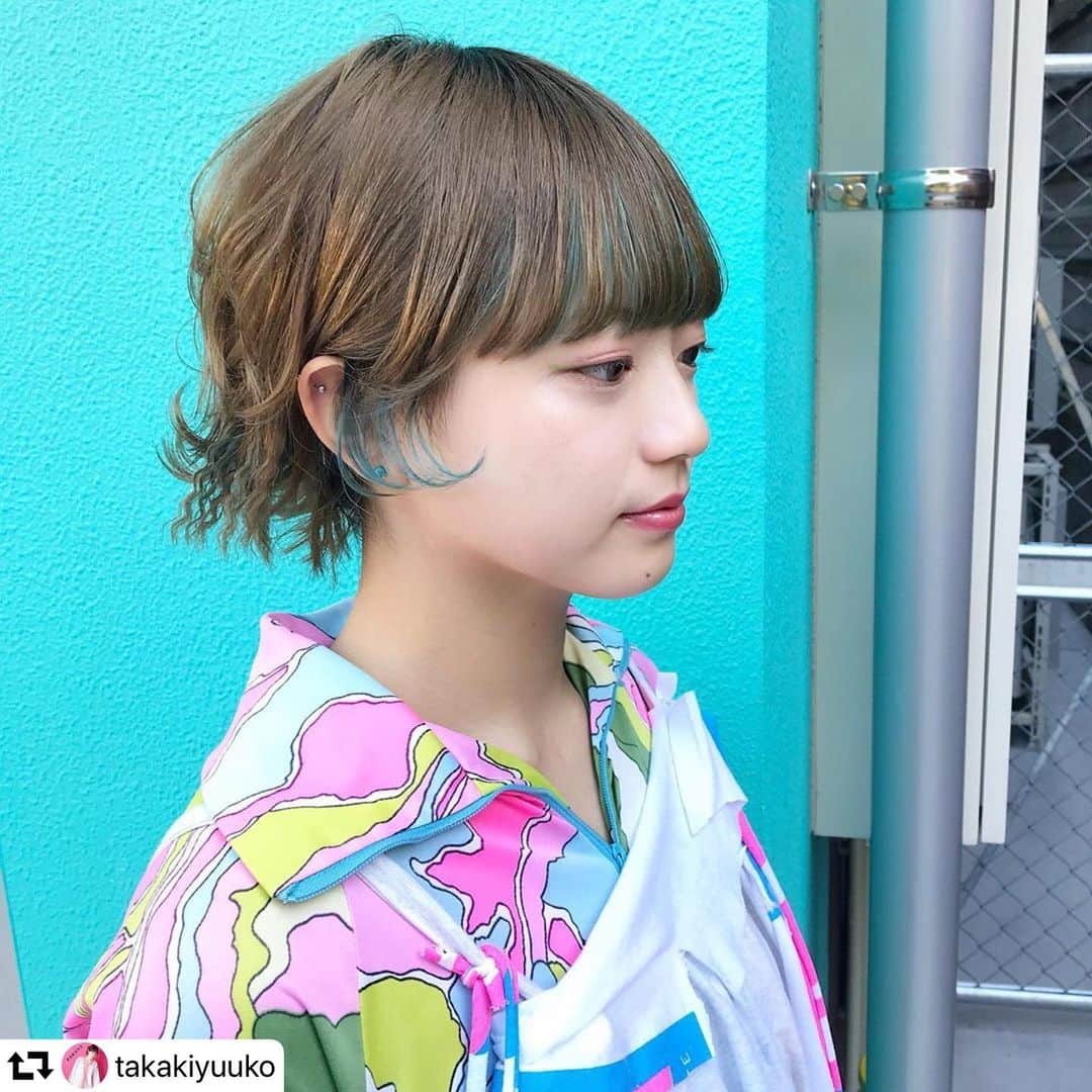 福岡ベルエポック美容専門学校のインスタグラム：「#repost @takakiyuuko ・・・ #ベルパンフ2021  表紙のスタイリングはこちら💚💙 マッシュウルフをストレートアイロンとワッフルアイロンを使ってアレンジしてみました☺️✨もみあげとバングインナーのミズイロがかわいーくちらっと見えるように、イメージしながらカラーの仕込みもしましたよ✊🏻🐬💙 #タカキデザインズ　#ひゅうがめいく #アレンジ　#ウルフ　#マッシュウルフ #福岡ベル　#福岡ベルエポック美容専門学校」