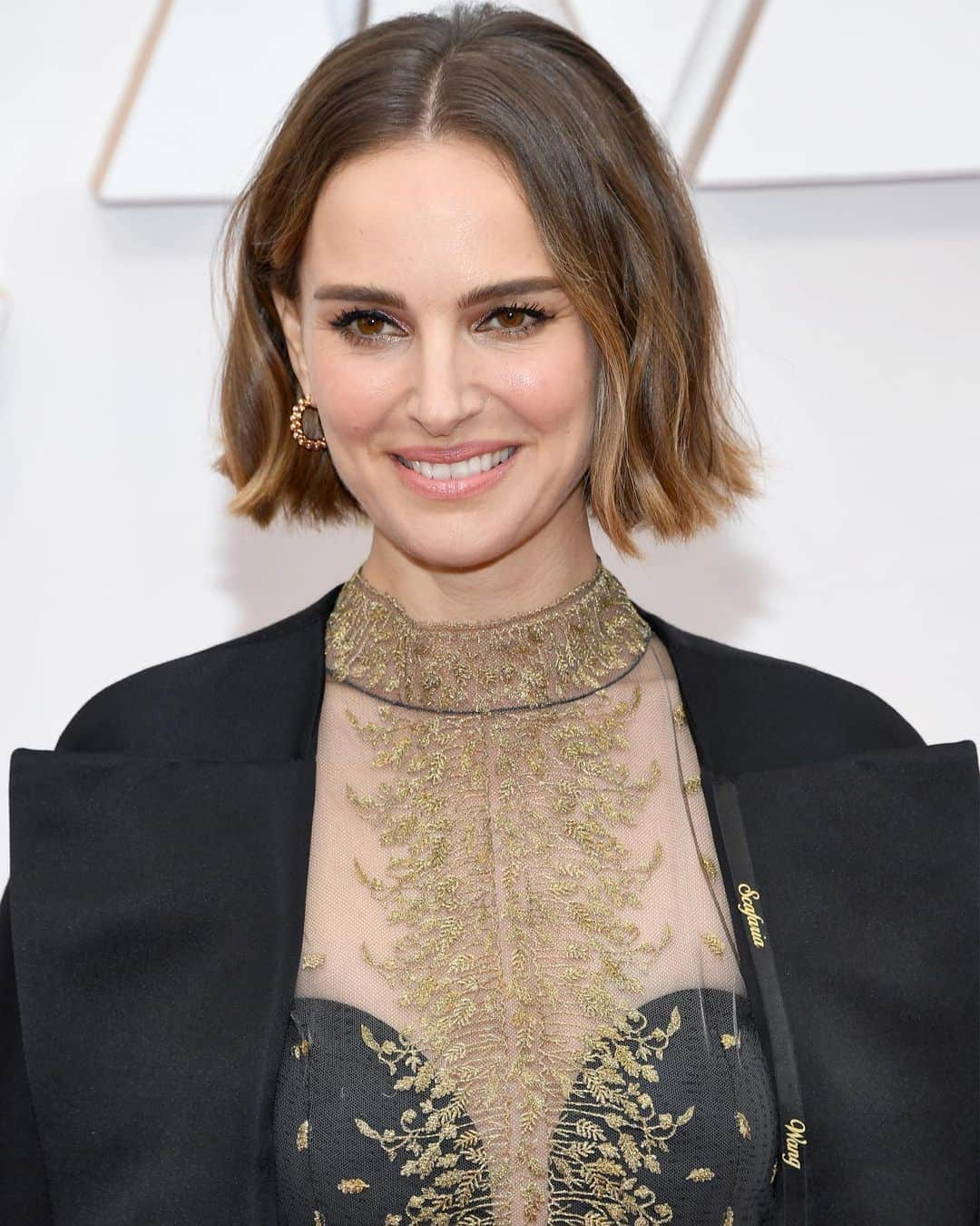 クリスチャンディオールさんのインスタグラム写真 - (クリスチャンディオールInstagram)「Actress @NataliePortman utilized the power of fashion to make a subtly sensational statement when she arrived at the 92nd Academy Awards. All in #DiorCouture by @MariaGraziaChiuri, beauty by @DiorMakeup, she was the epitome of timeless elegance in a gilt wheat motif Spring-Summer 2020 tulle dress, worn under a black Spring-Summer 2018 black cape whose edge was embroidered in gold thread with the names of female directors whose critically-acclaimed films were ignored by the Academy this year. #StarsinDior」2月10日 21時04分 - dior