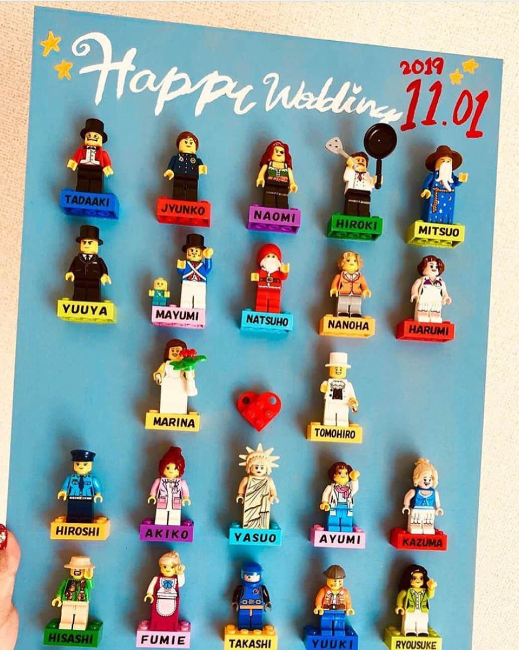 プレ花嫁の結婚式準備サイト Marry マリー さんのインスタグラム写真 プレ花嫁の結婚式準備サイト Marry マリー Instagram すごい レゴで作る 結婚証明書 ゲスト1人ずつに ミニフィグを選んでもらって 自分の名前が書いてあるブロックに