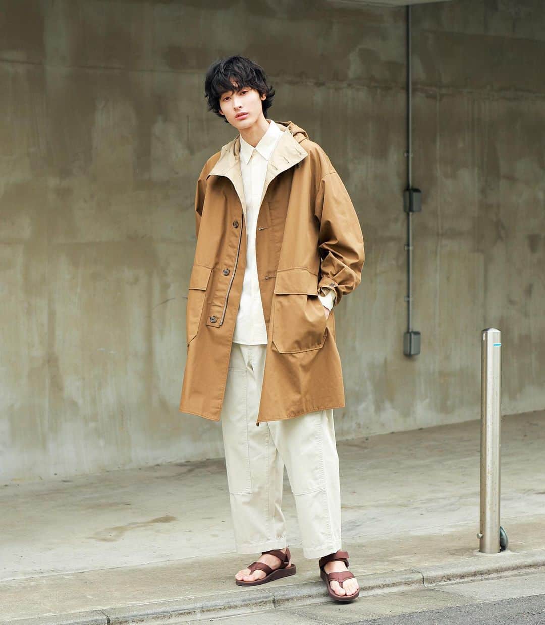 のインスタグラム：「TOKYO STREET STYLE Name: @yuki_kawhr  Shirt: @uniqlo  Pants: @uniqlo  Shoes: @uniqlo  #UniqloU#uniqlolifewear#pr#droptokyo#tokyo#japan#streetscene#streetfashion#streetwear#streetculture#fashion#denim#デニム Photography: @keimons  Styling: @masaakiida  Hair&Makeup: @ryutaronagasawa」