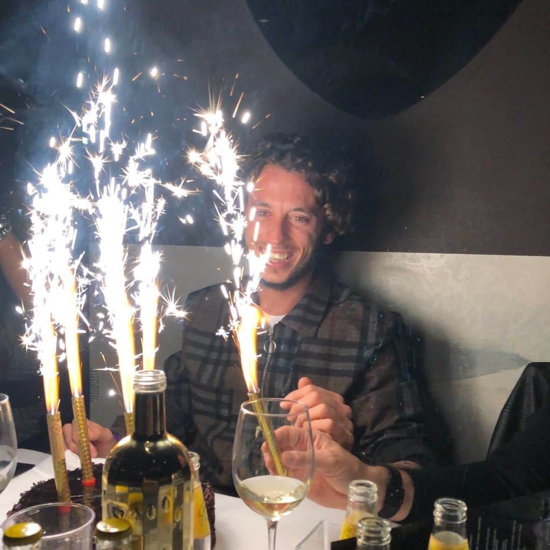のインスタグラム：「Sempre col sorriso ragazzzzz 🎉🎊🤡 +28 🎂🍾 #HB #payaso」