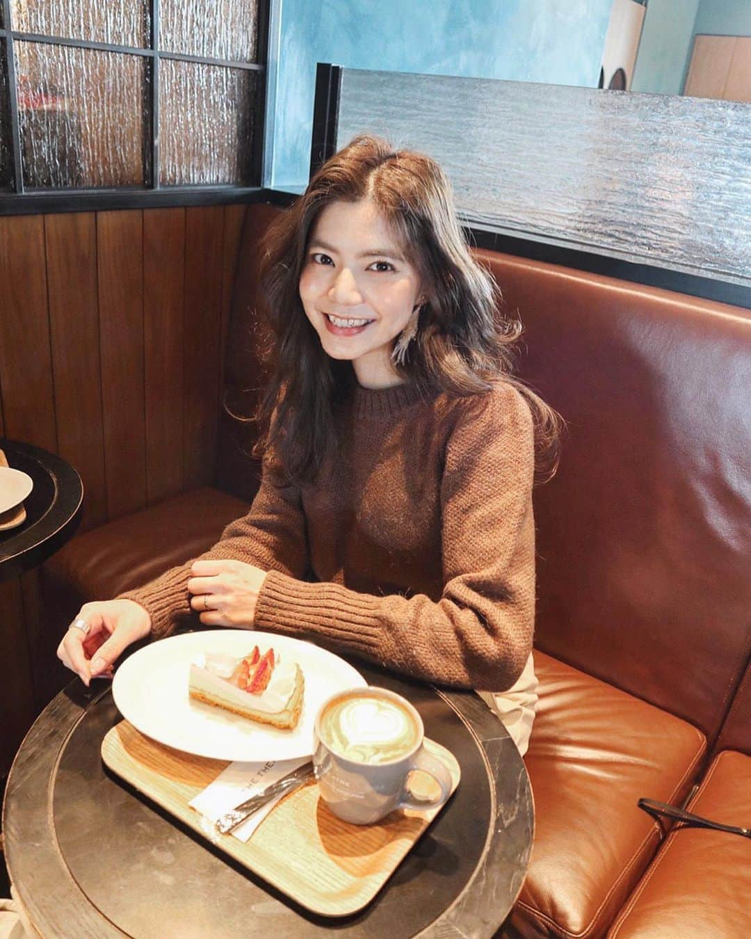 畑有里紗さんのインスタグラム写真 - (畑有里紗Instagram)「大好きな苺の季節がやってきた🍓❤︎ カフェでも苺タルトがあるとすぐ惹かれる🍰 (でもお菓子の苺味は好きじゃない。笑) . このブラウンニット🧶の形綺麗でお気に入り❤︎ パフスリーブやのにスッキリ見えるのは 嬉しいポイント👏 . #苺#苺タルト#カフェ#カフェ巡り#都内#都内カフェ#cafe#ariicode#ariifood#今日のコーデ#茶色ニット#ブラウンコーデ#渋谷#envylook#envylook_japan」2月10日 21時16分 - arii_m36