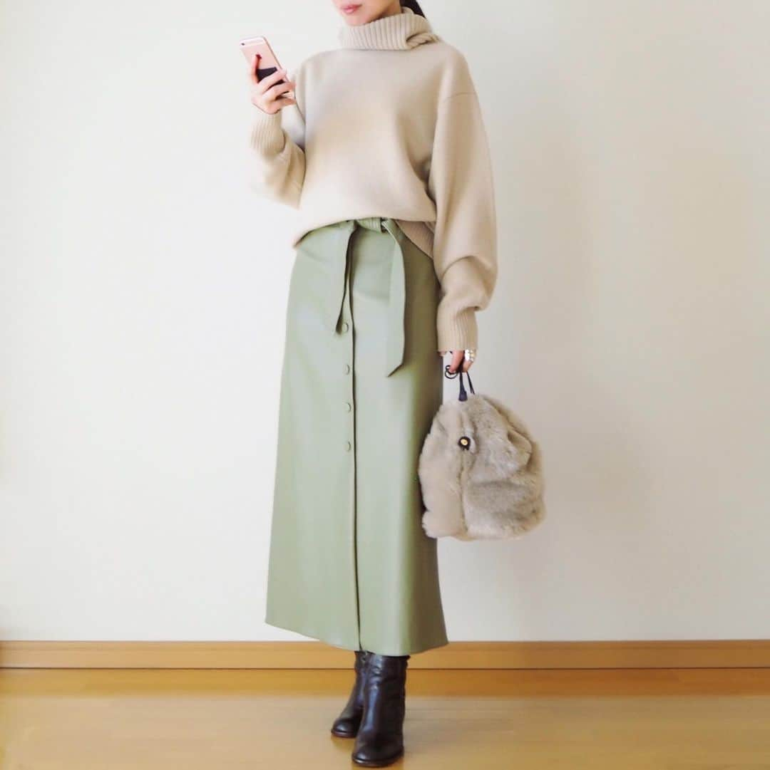 hanaのインスタグラム：「outfit❄️ * beige×olive green☺︎ * Aラインのフェイクレザーのスカート。 合わせやすい色がお気に入り♩ * #deuxiemeclasse #zara #violadoro」