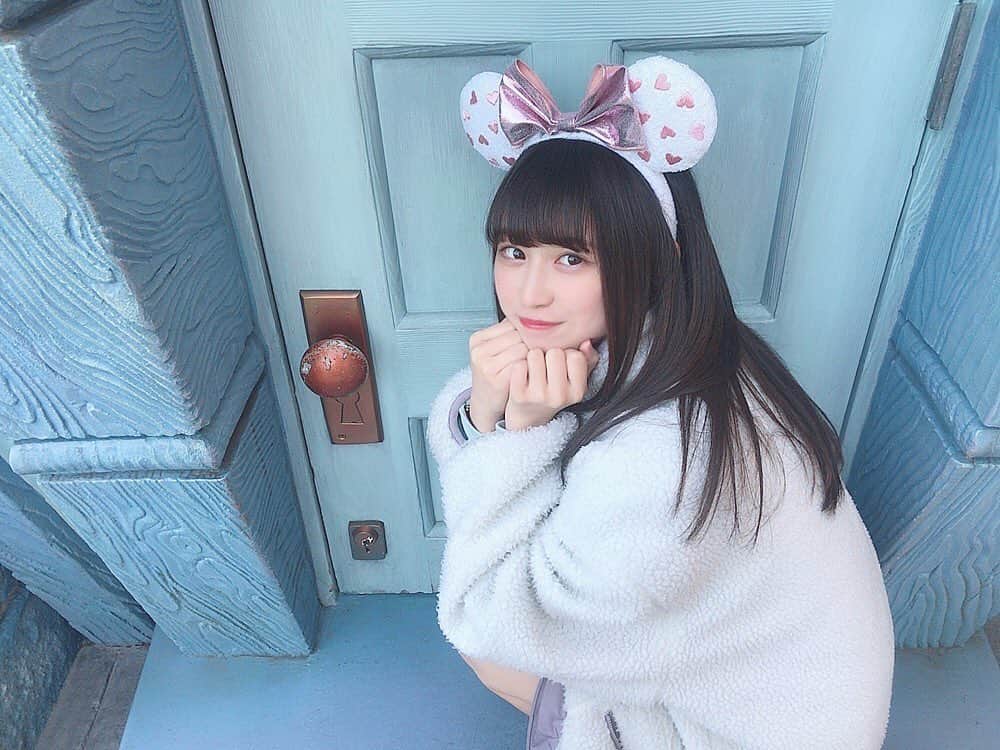 山田杏華のインスタグラム：「﻿ ポーズのレパートリー無さすぎてこのポーズよくしちゃう😂﻿ ﻿ #ディズニーランド」