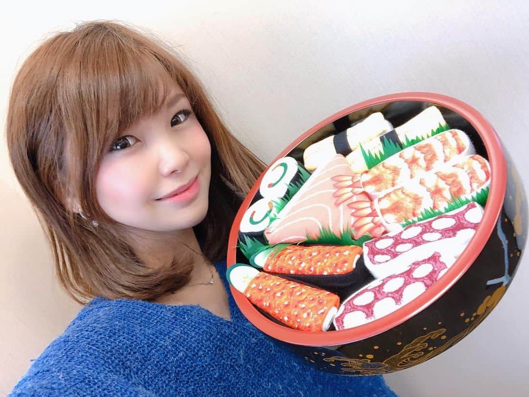 長谷川真美さんのインスタグラム写真 - (長谷川真美Instagram)「🍣💕 ・ #お寿司 いただきまーす😋 ってのは冗談で…よく見て！！！ 全部 #靴下 です🧦💗笑 ・ #寿司ソックス っていうそうなんだけど すごい可愛くない？！？！ ・ #ギフト にも喜ばれそうな #助野株式会社 さんの #ソックス 💕 先日行ってきた #高岡市 を 代表する企業さんということで お話を聞いてきました🙌✨ ・ #しまむら #ユニクロ 東京の小売りや海外などなど 色んなところに発注してるそうだから… みんなもここの靴下を 履いたことがあるんじゃないかな？💗 ・ ギフト関係もたくさん出していて いまだと #バレンタイン の製品が‼️ 立体的なものばかりで まるで本物かと思ったよ😂✨ 子どもの靴下も可愛かったー💕 ・ 会社内を見学してると いろんなところで商品愛を感じて すごい嬉しくなりました☺️ ・ そして！！！ 産休明けの社員さんから お話をお聞きしたよ💕 ・ 女性が多く共感しやすいから とても仕事しやすい環境みたい✨ 入社当時から新人でも 仕事を任せてくれる社風で 育休明けでもやりがいをもって 仕事ができるって素敵だよね😊 ・ 商業施設も自然もある高岡市✨ 便利さもあって安心もできて 子育て世代にも魅力的だな〜❤️ ・ #高岡市 #PRアンバサダー #ウェルカムサポート隊 #コミュニティ助成 #面白ソックス #くつした #寿司 #富山 #移住 #定住 #子育て #育休 #子育てママ #高岡 #移住計画 #まあみトラベル #まあみの歩き方」2月10日 21時30分 - maami.hase