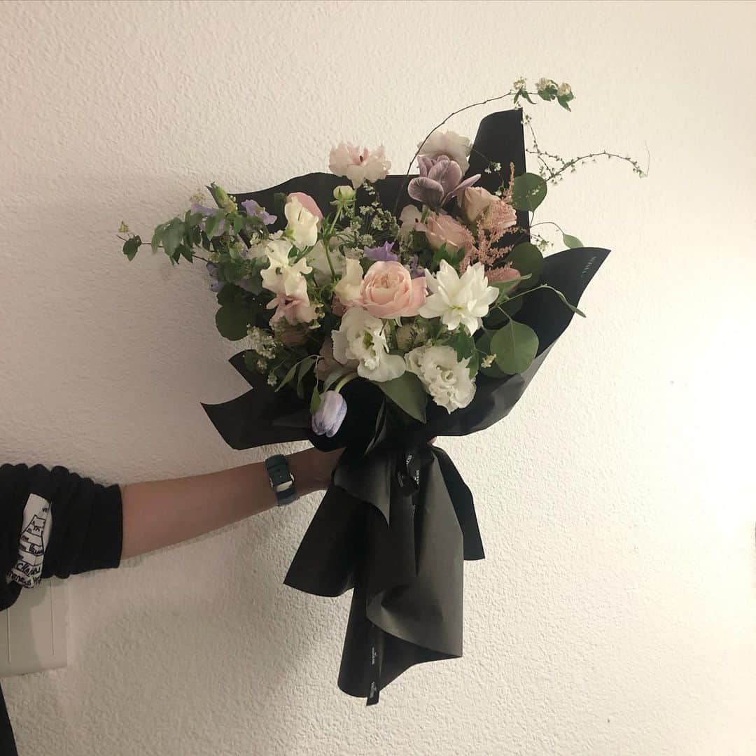 플로리스트 이주연 florist Lee Ju Yeonさんのインスタグラム写真 - (플로리스트 이주연 florist Lee Ju YeonInstagram)「. . 늦은 시간까지 고생했어요 🖤🙆🏼‍♀️ . #바네스꽃다발 #발렌타인데이꽃다발 #발렌타인꽃다발 #발렌타인꽃선물 #졸업식꽃다발 #빈티지꽃다발 . . 订花 WeChat ID vaness_flower 클래스상시모집 당일꽃주문가능 #수업문의 #주문예약 #lesson #Order  Katalk ID vaness52 WeChat ID vaness_flower E-mail vanessflower@naver.com . 강남구 역삼동608-16 📞02-545-6813 . #vanessflower #florist #flowershop #handtied #flowerlesson #花束 #花束包装 #바네스플라워 #플로리스트 #꽃다발 #웨딩부케 #역삼역꽃집 #언주역꽃집 #플라워레슨 #꽃다발주문 #꽃수업 #기업출강 #꽃주문」2月10日 21時24分 - vanessflower